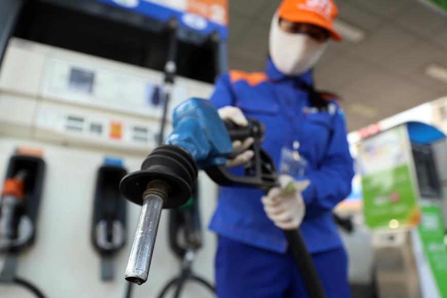 Từ chiều nay (7-3), giá xăng giảm gần 400 đồng/lít