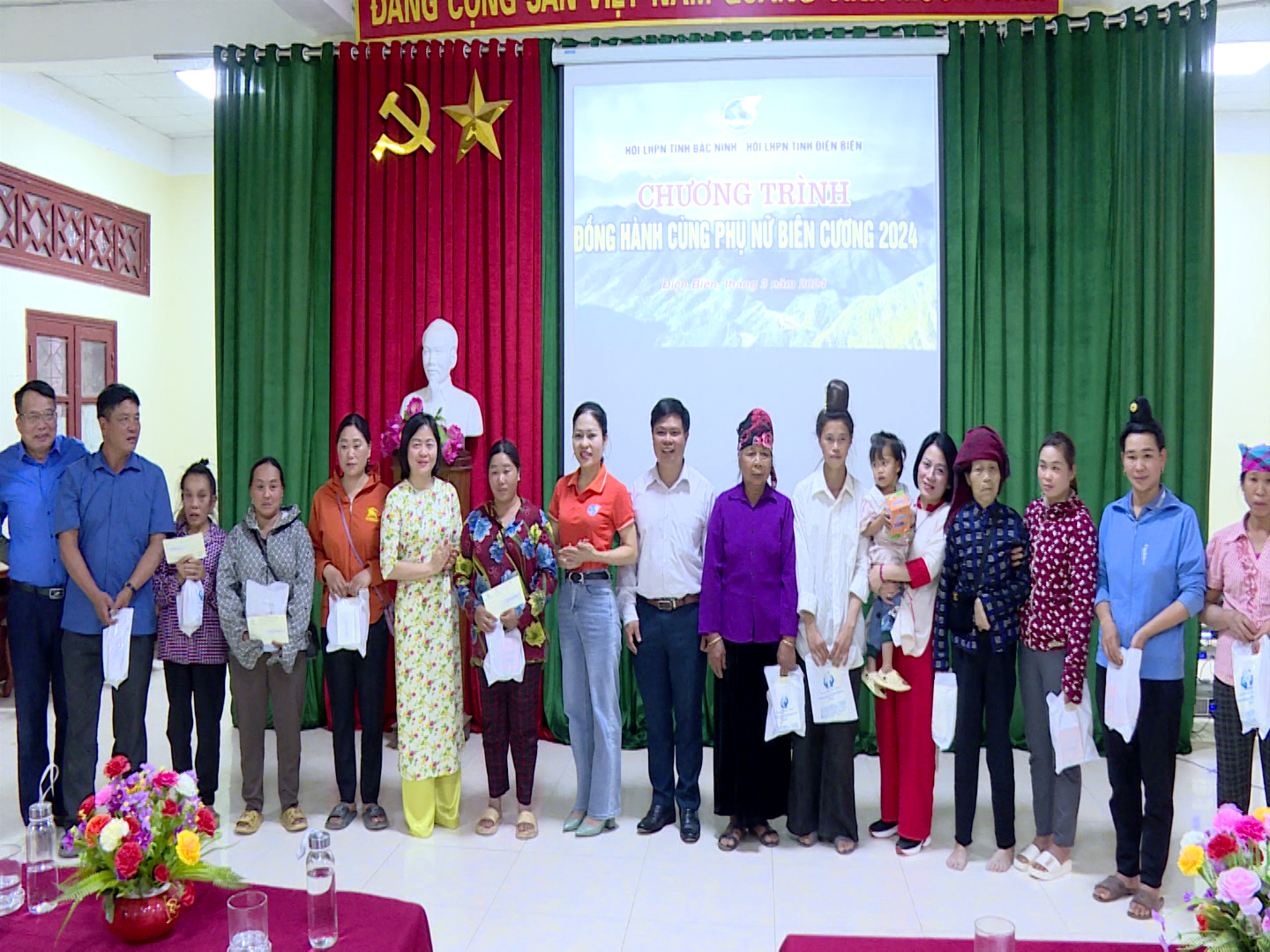 Hội Liên hiệp Phụ nữ tỉnh thăm tặng quà tại tỉnh Điện Biên