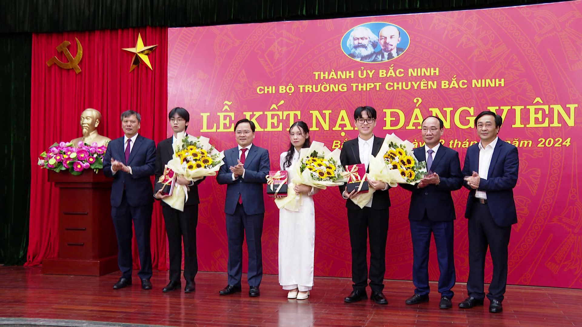Bí thư Tỉnh ủy dự lễ kết nạp Đảng 3 học sinh Trường THPT Chuyên Bắc Ninh