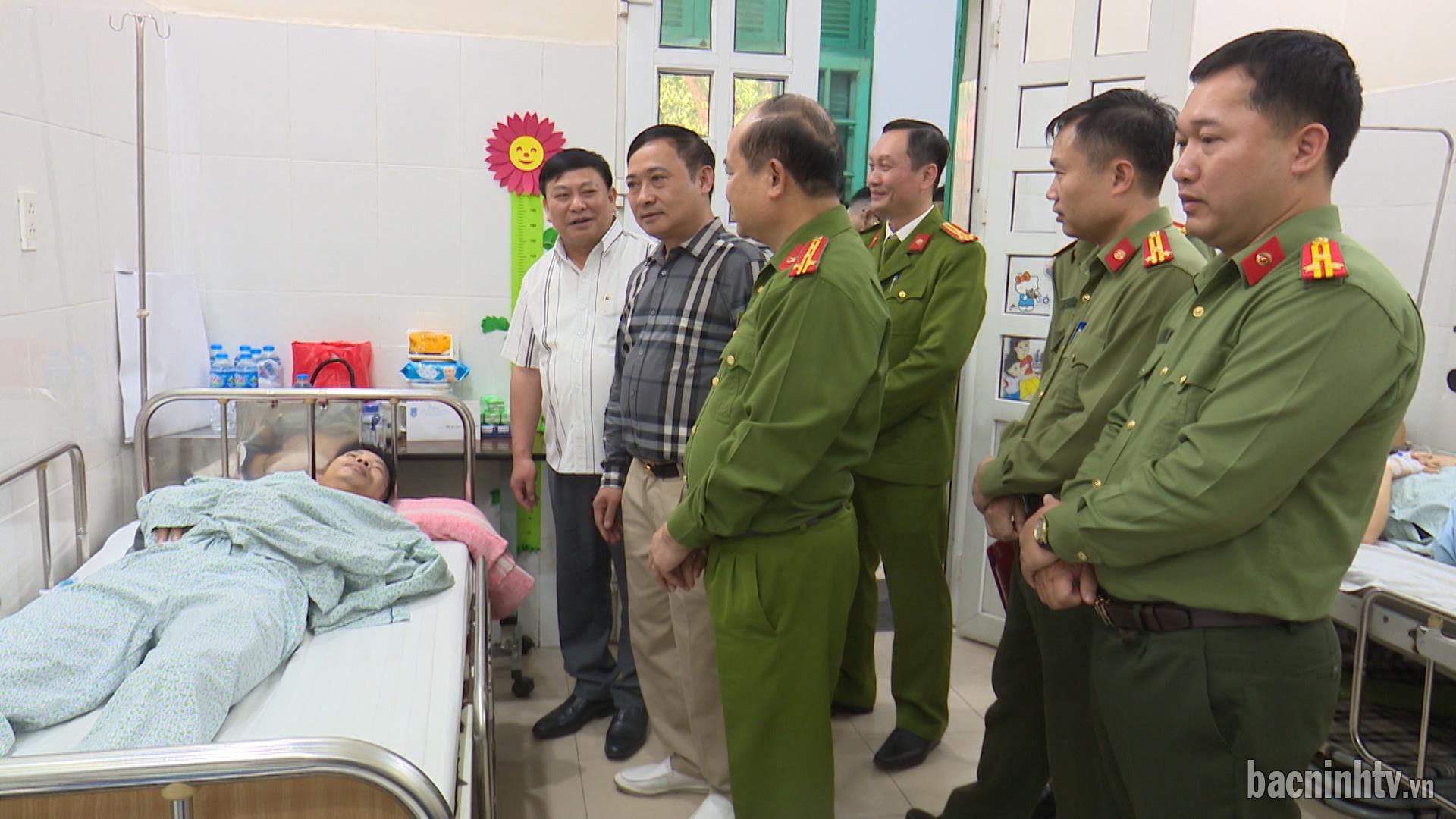 Thăm, tặng quà Cảnh sát giao thông bị thương trong khi làm nhiệm vụ