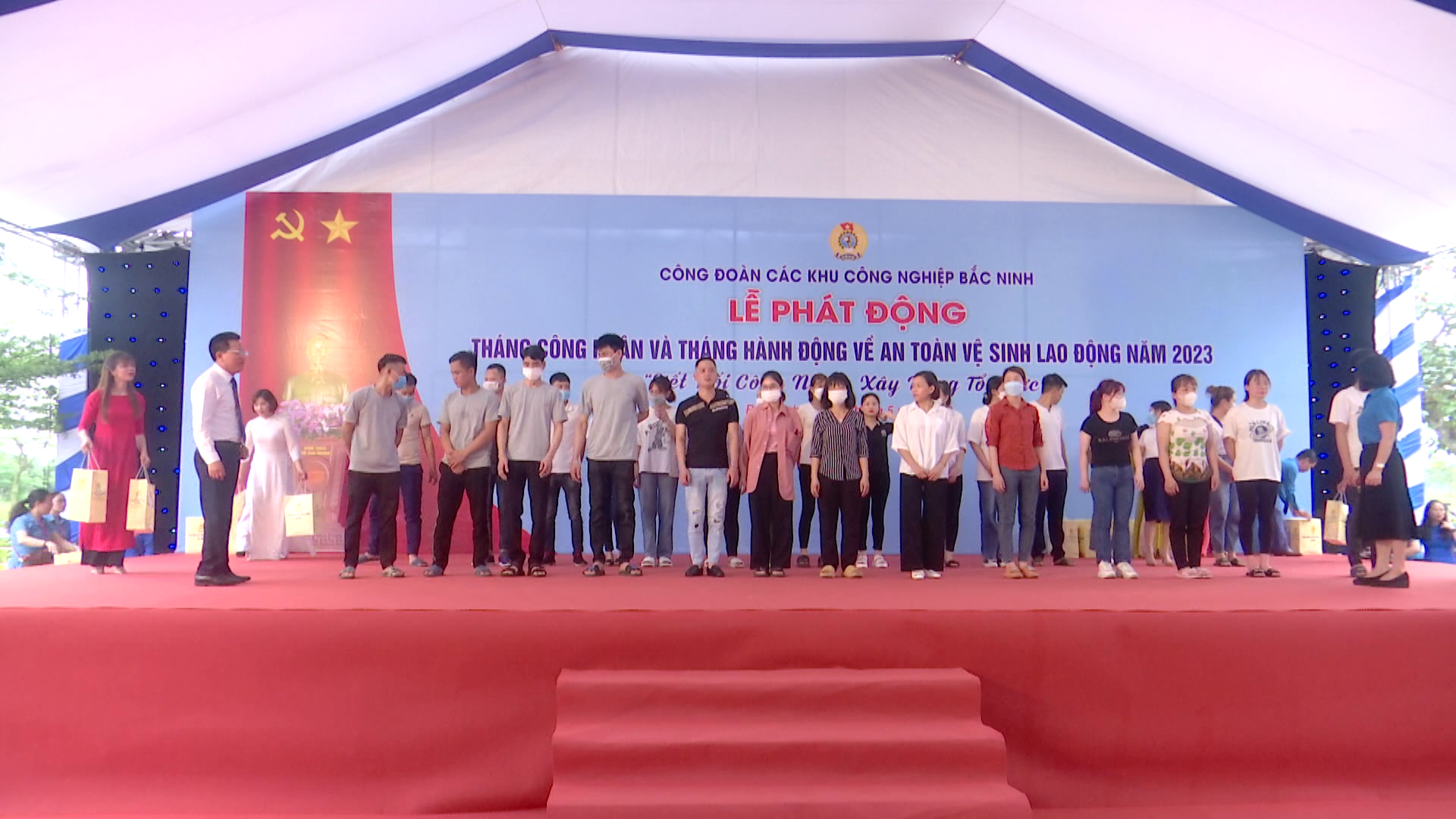 Trao tặng 1.000 suất quà trong lễ phát động Tháng Công nhân