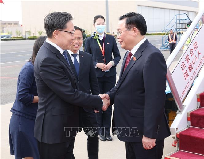 Chủ tịch Quốc hội Vương Đình Huệ đến Bắc Kinh, bắt đầu thăm chính thức Cộng hòa Nhân dân Trung Hoa