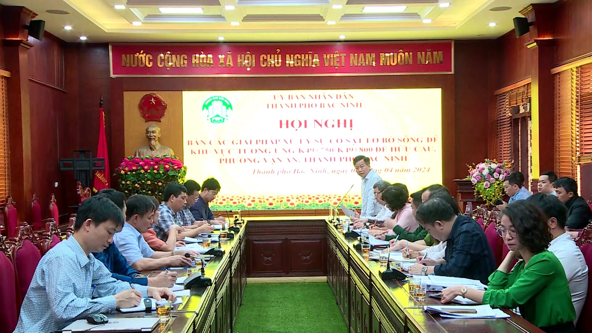 Xử lý khẩn cấp sự cố sạt lở bờ sông đê hữu Cầu, phường Vạn An 