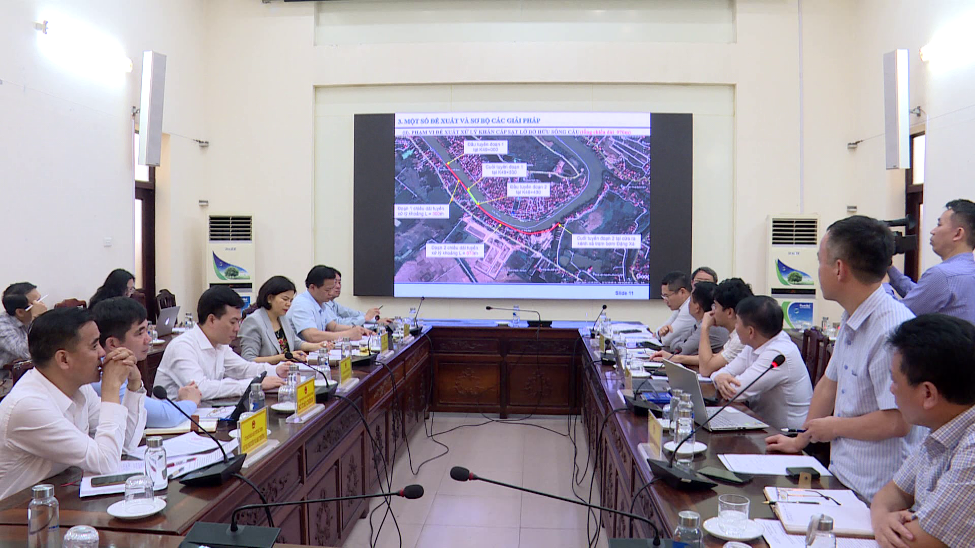 UBND tỉnh họp chỉ đạo xử lý sự cố sạt lở bờ đê Hữu Cầu
