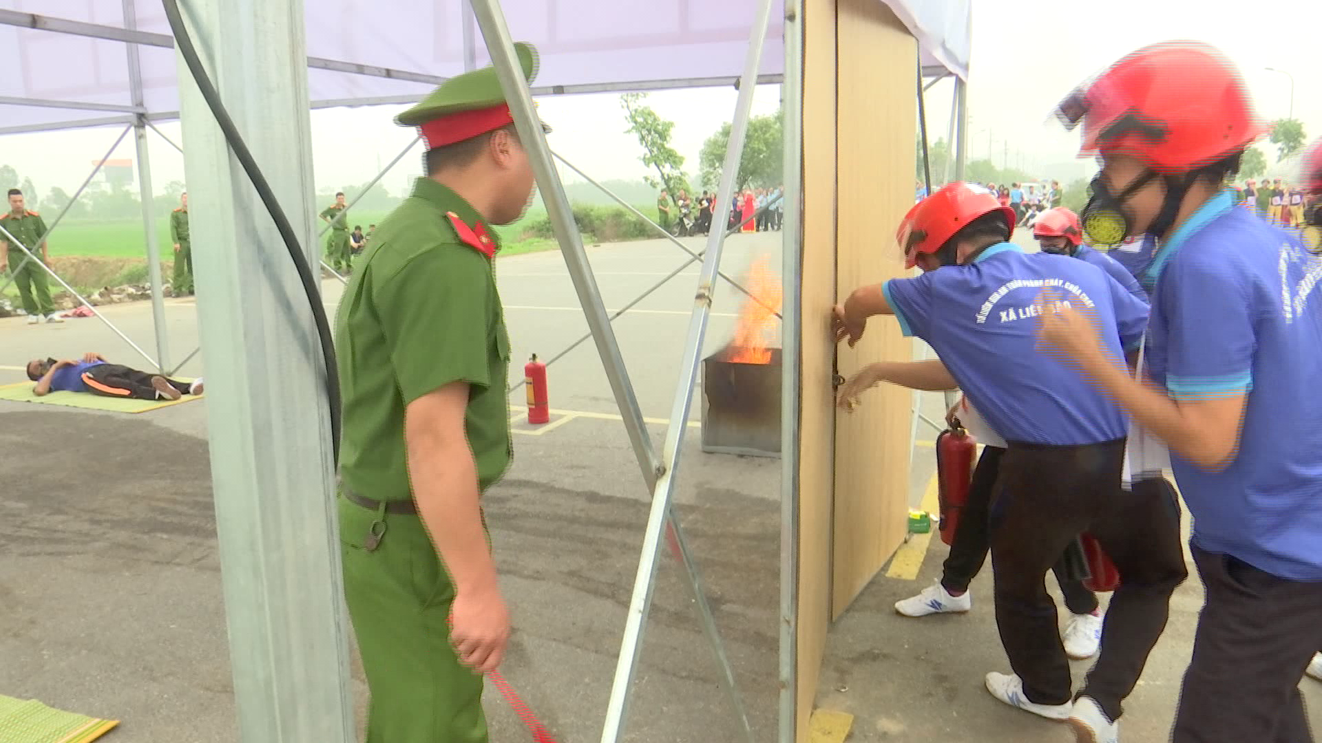 Tiên Du khai mạc Hội thi nghiệp vụ chữa cháy và CNCH Tổ liên gia an toàn PCCC