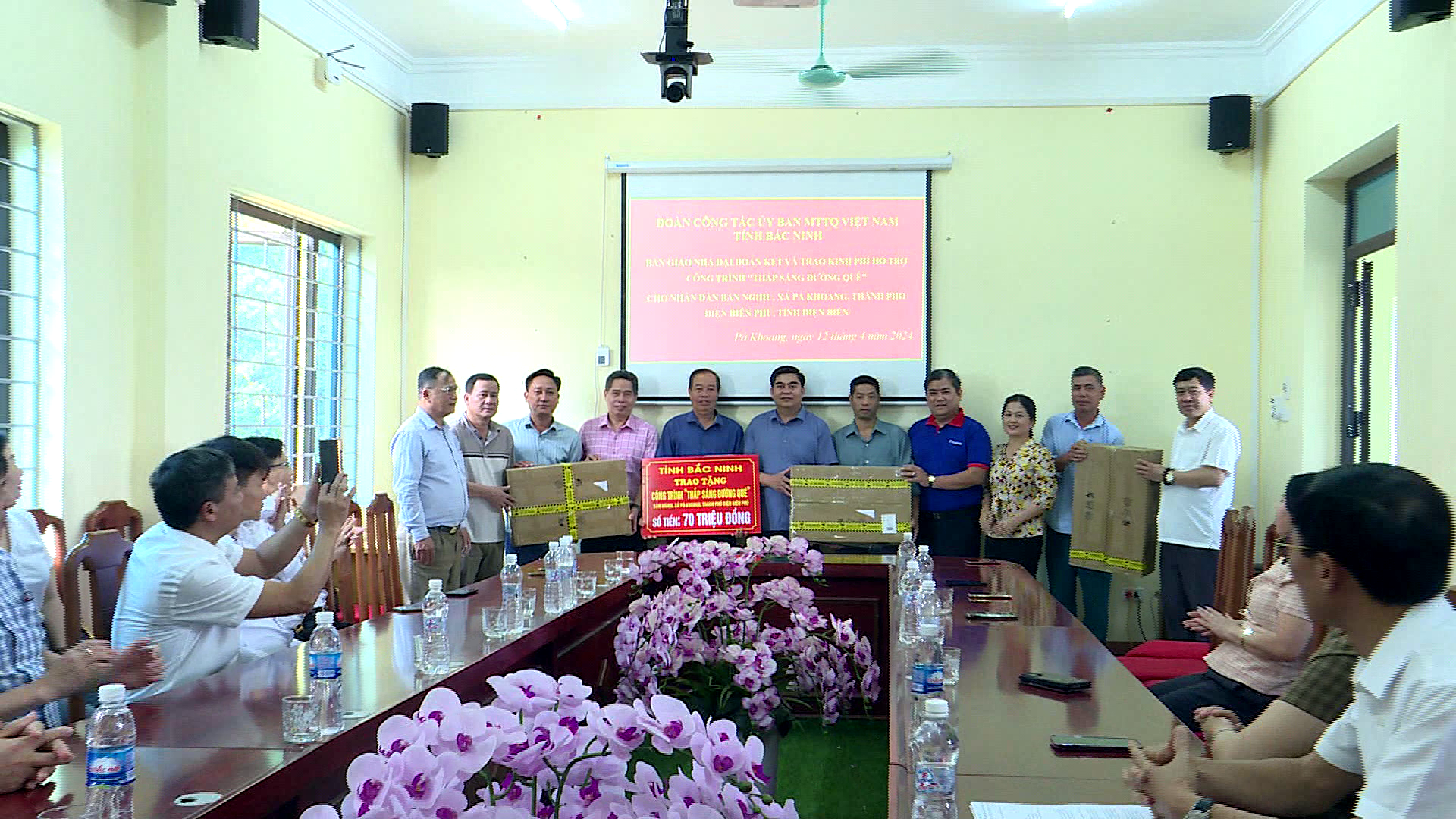 Đoàn công tác Uỷ ban MTTQ tỉnh Bắc Ninh thăm, tặng quà  tại thành phố Điện Biên Phủ, tỉnh Điện Biên