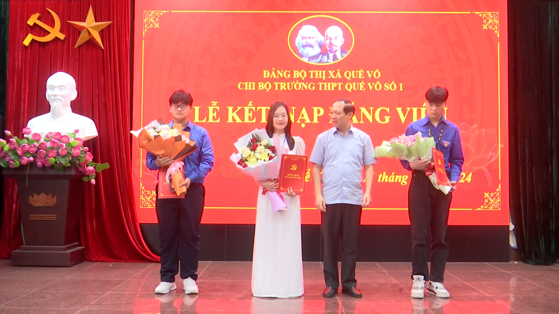 Thị xã Quế Võ kết nạp Đảng cho 7 học sinh THPT
