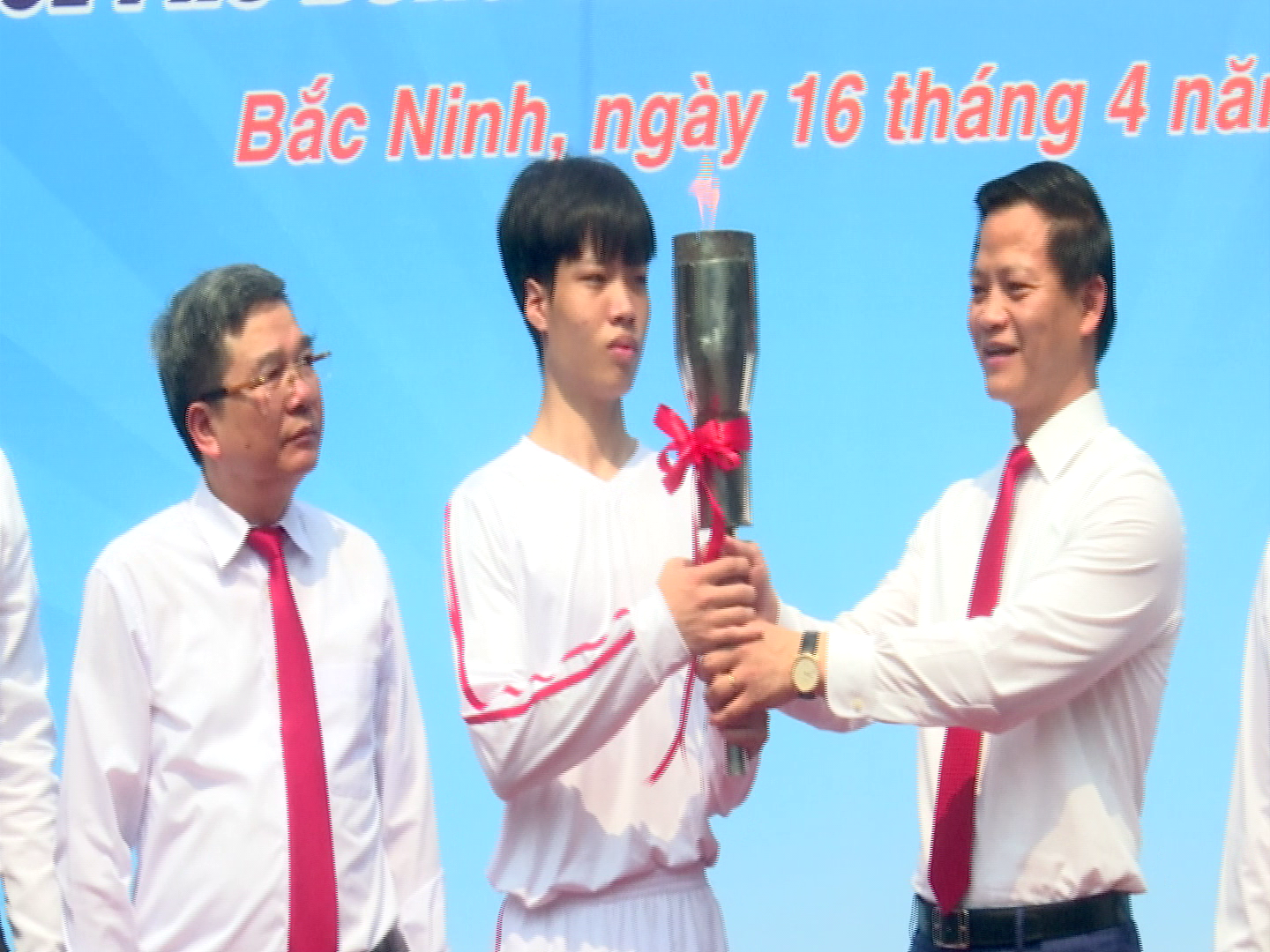 Dâng hương, rước đuốc nhân dịp Hội khoẻ Phù Đổng tỉnh Bắc Ninh lần thứ 10 năm 2024            