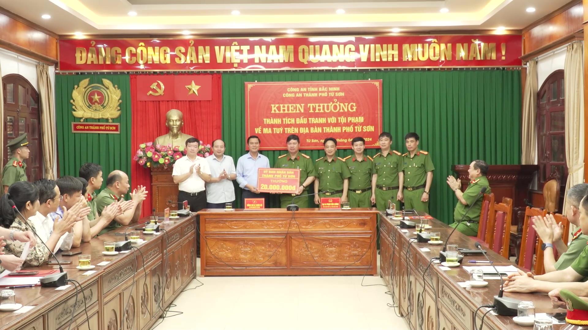 Khen thưởng Công an Thành phố Từ Sơn về thành tích đấu tranh với tội phạm ma túy 