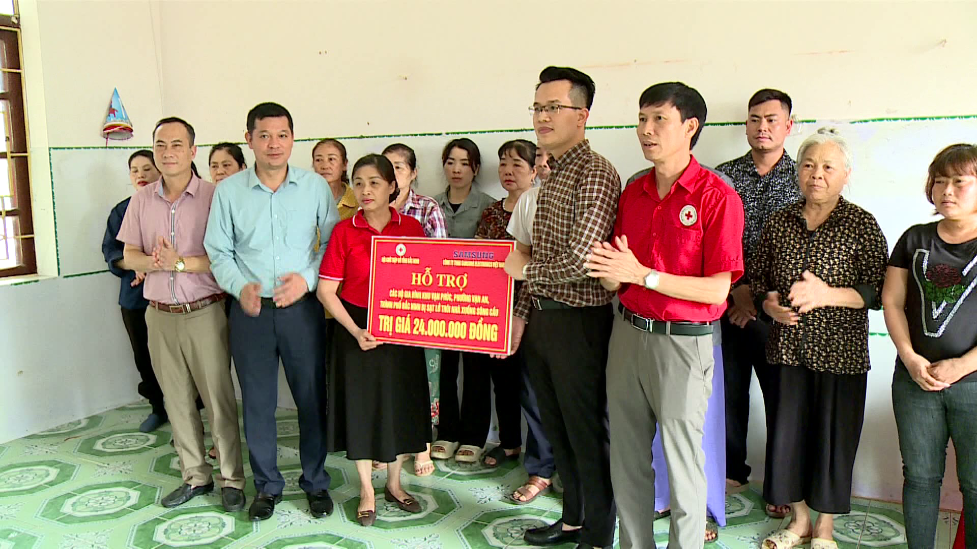 Tặng quà động viên các gia đình phường Vạn An bị sạt lở nhà