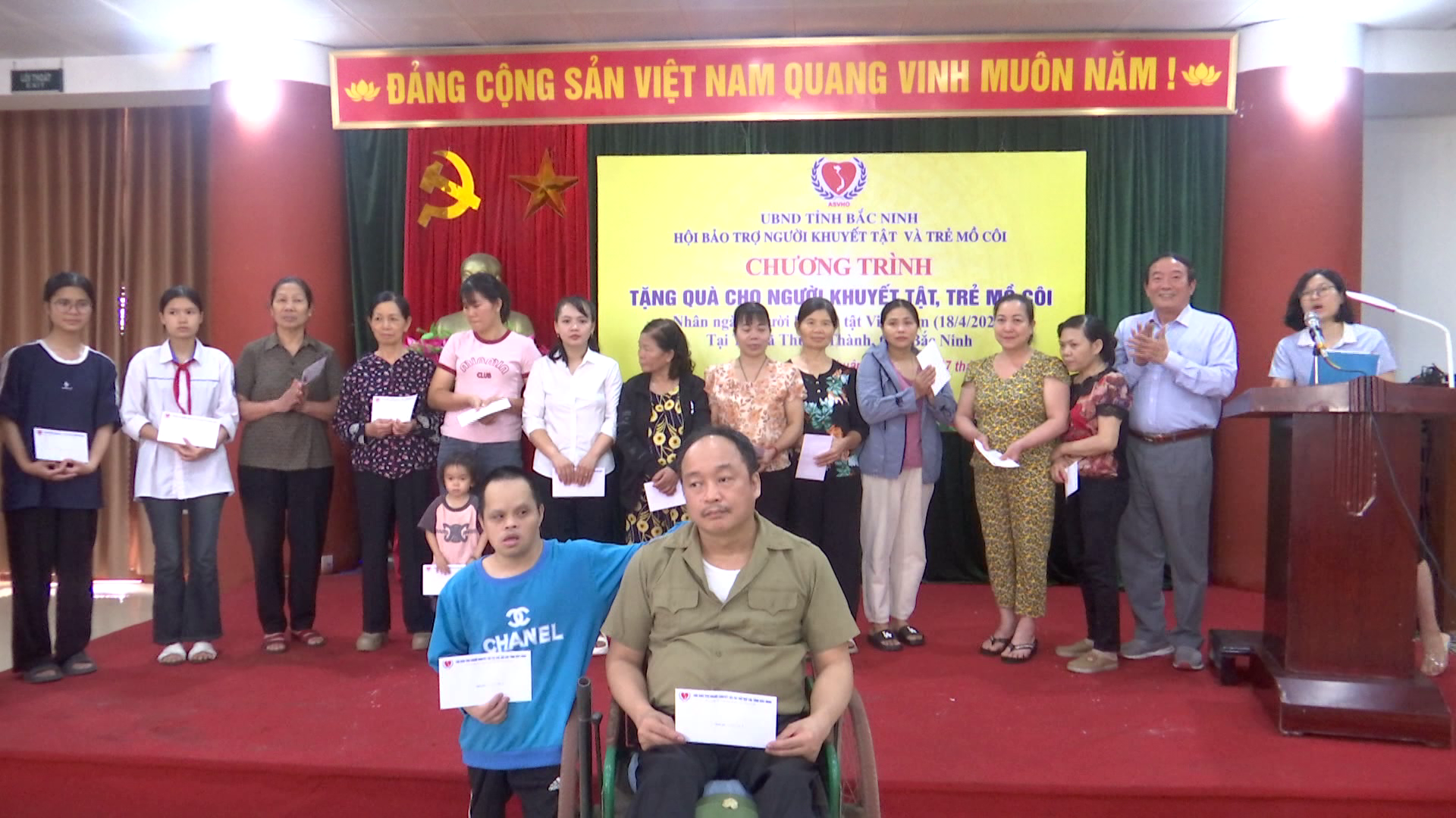 Tặng quà người khuyết tật và trẻ mồ côi thị xã Thuận Thành