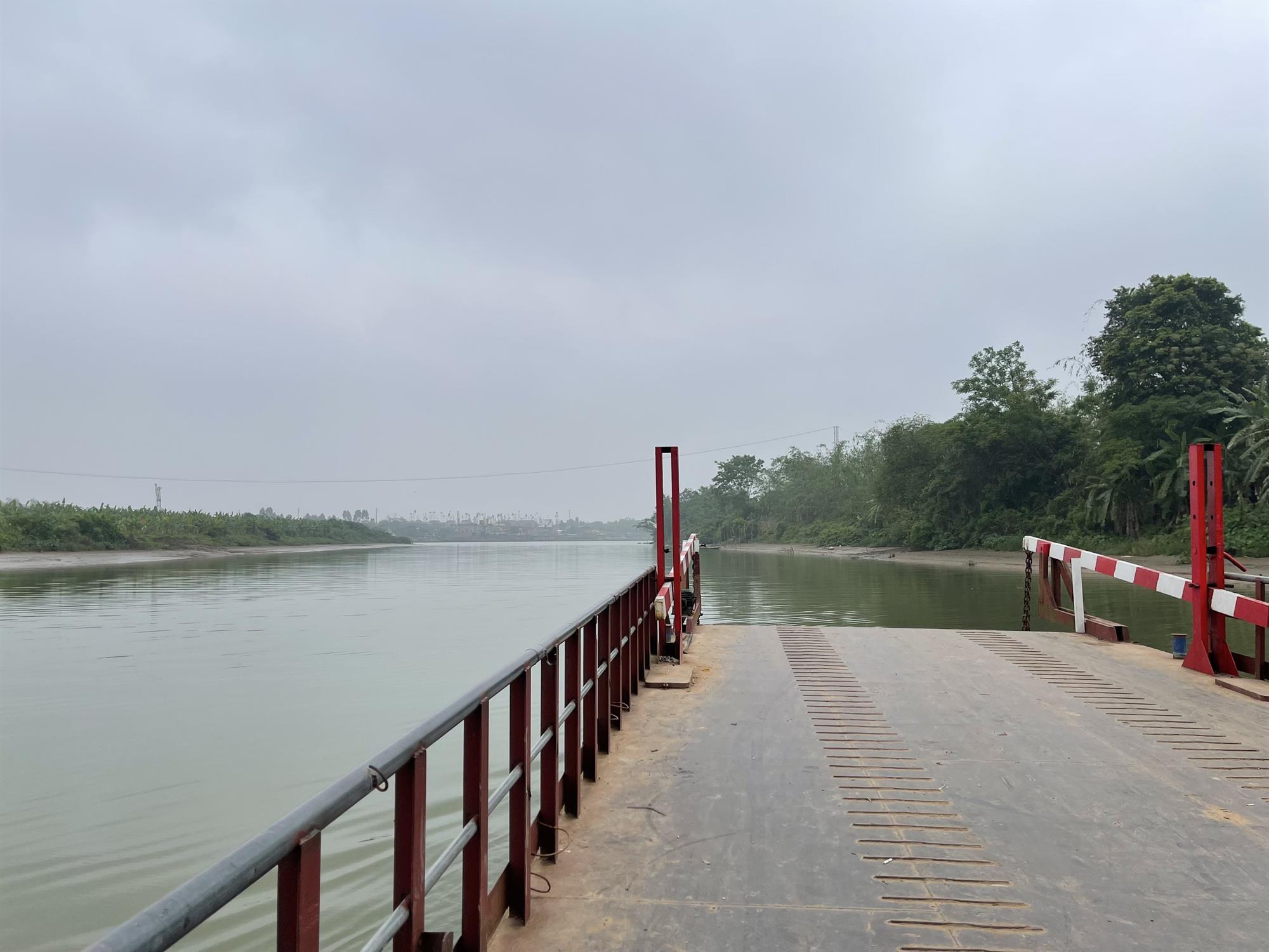 Hiểm họa từ những bến phà ngang trên sông Đuống 