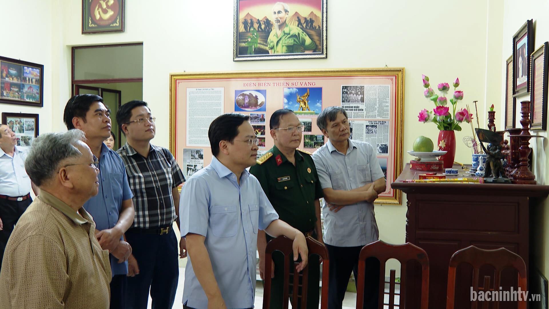 Các đồng chí lãnh đạo tỉnh thăm, tặng quà chiến sỹ Điện Biên