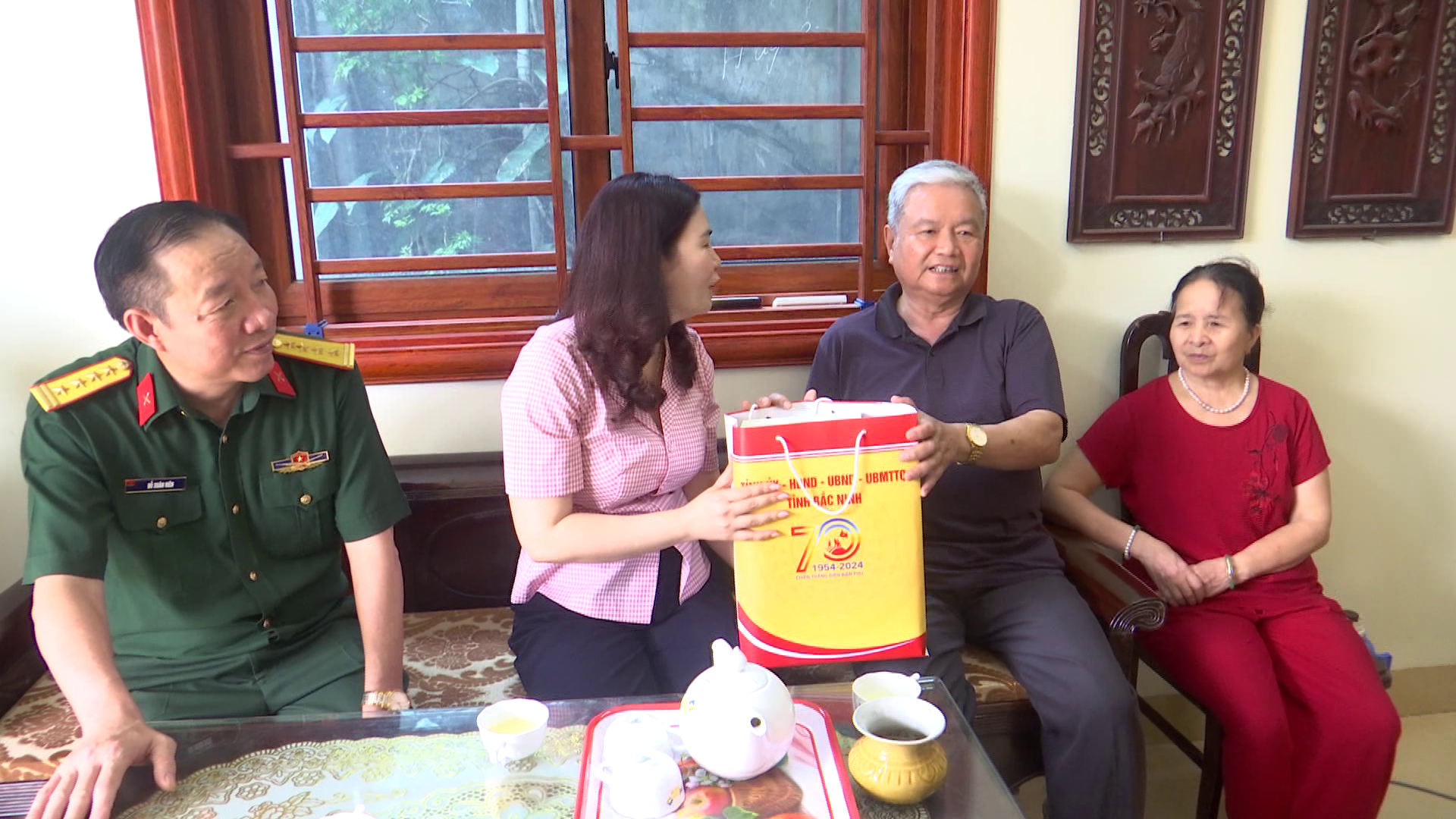 Lãnh đạo đoàn Đại biểu Quốc hội tỉnh tặng quà Chiến sỹ Điện Biên tại thị xã Thuận Thành