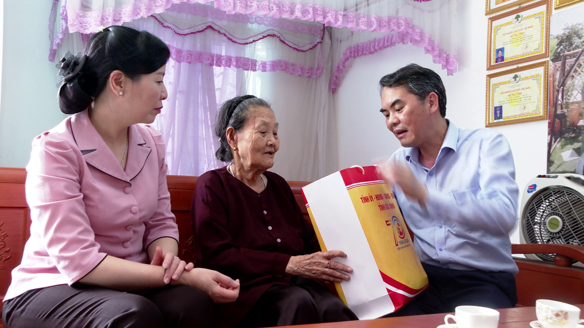Trưởng ban Nội chính Tỉnh ủy thăm, tặng quà chiến sỹ Điện Biên Phủ         