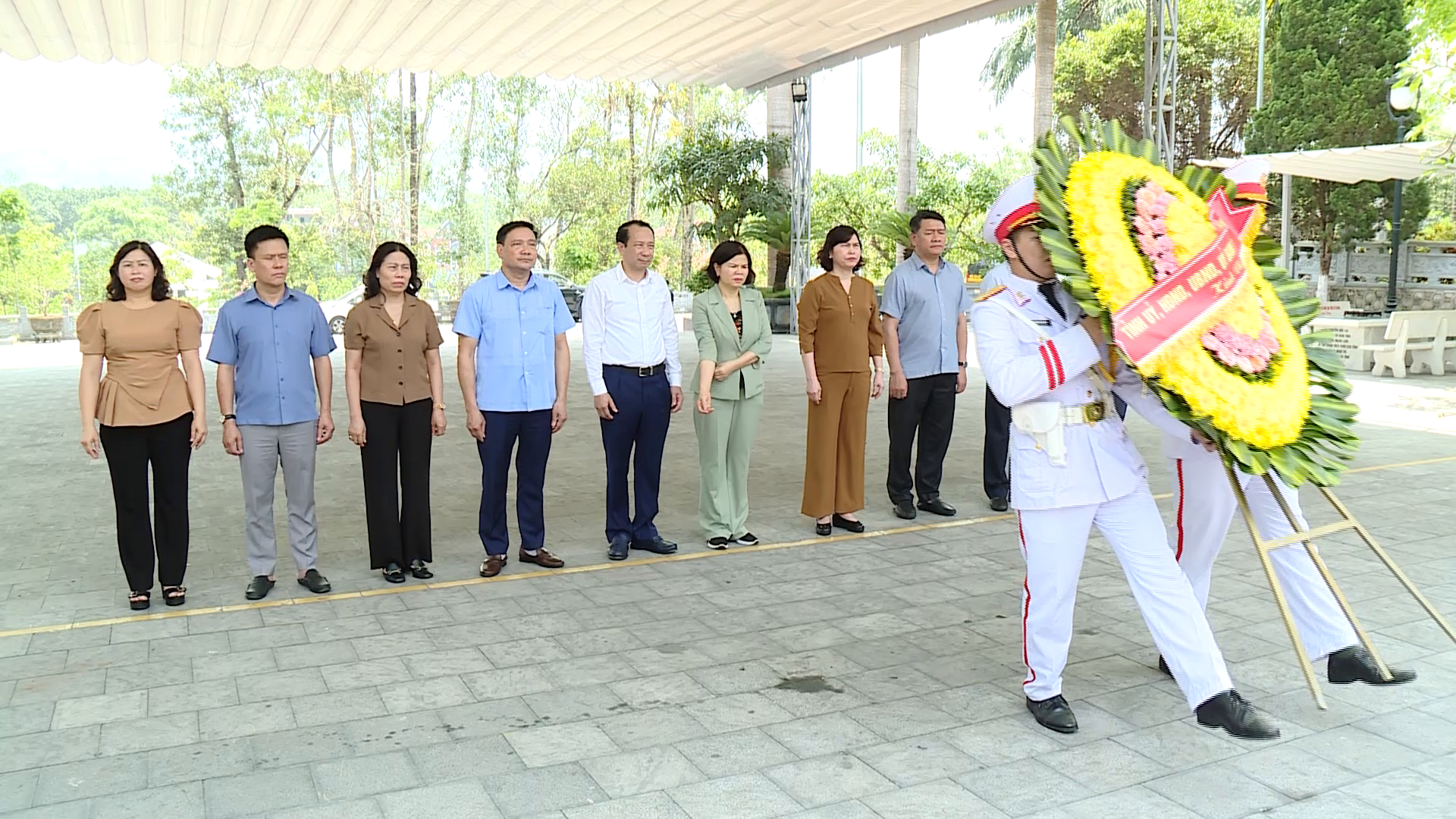 Đoàn công tác tỉnh Bắc Ninh viếng nghĩa trang Vị Xuyên, tỉnh Hà Giang