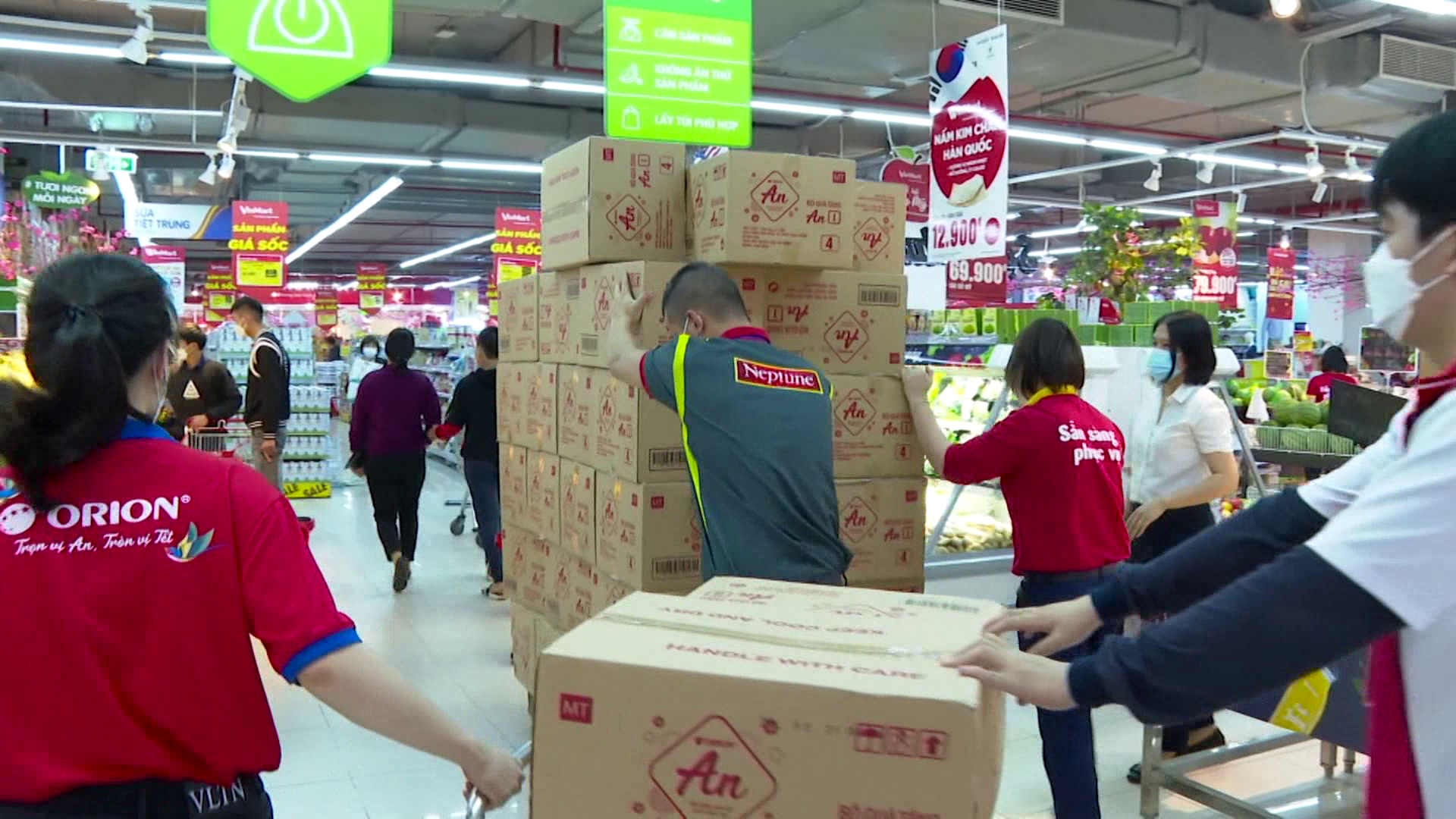 Tháng 4, tổng mức bán lẻ hàng hóa và doanh thu dịch vụ tăng 10% so cùng kỳ