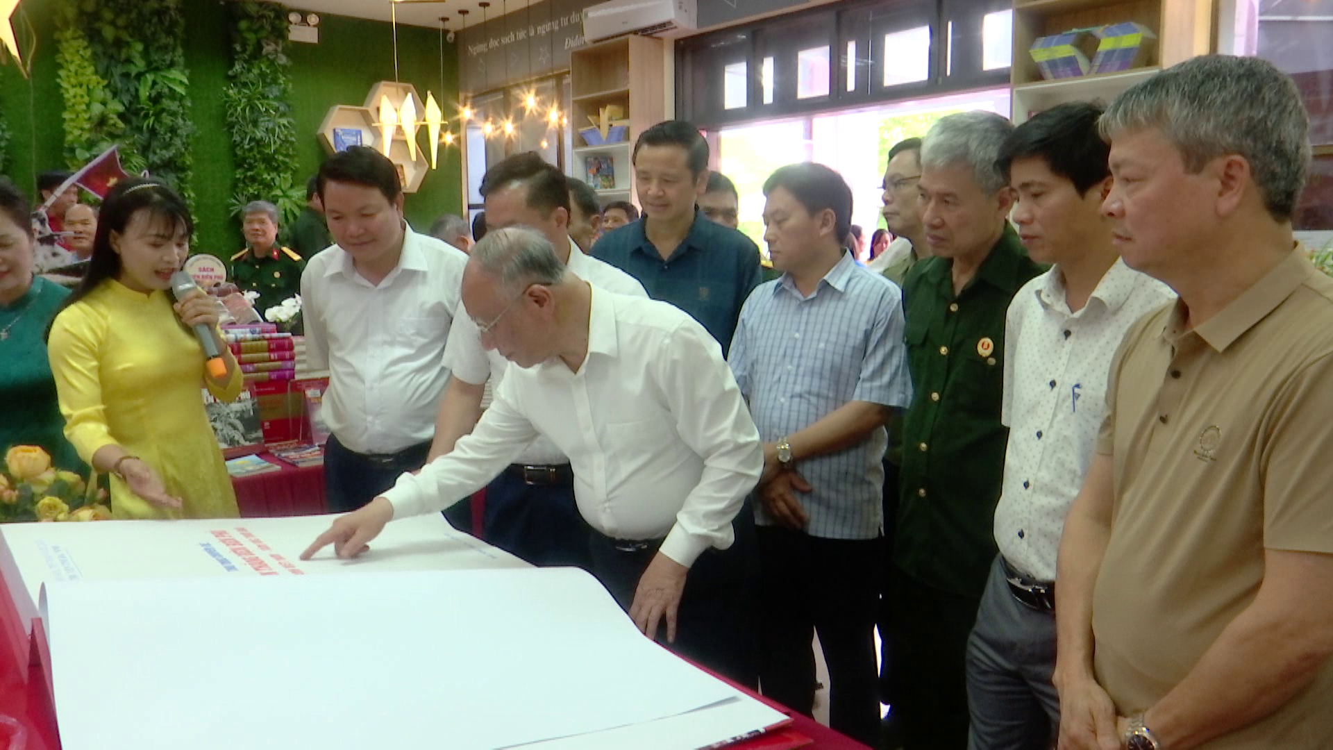 Khai mạc trưng bày tư liệu về Chiến thắng Điện Biên Phủ