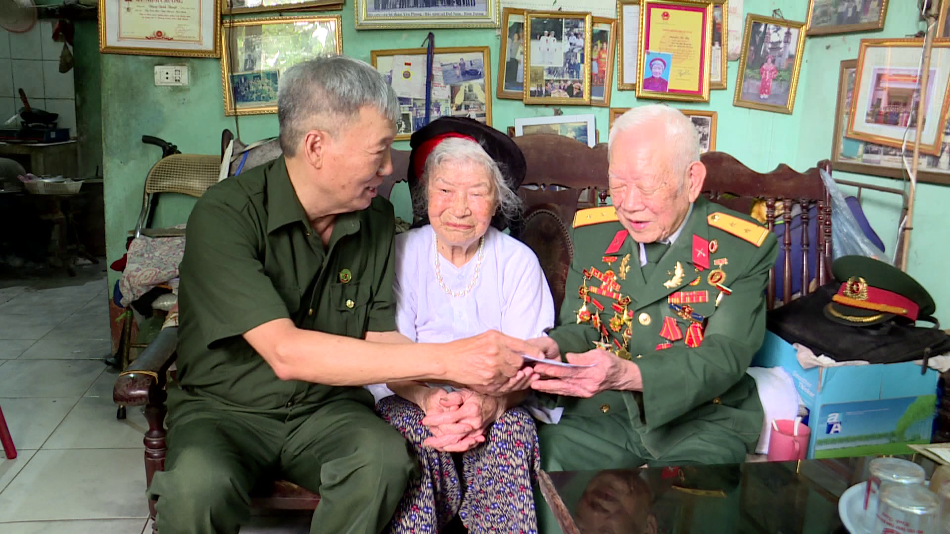 Hội Cựu thanh niên xung phong tỉnh thăm, tặng quà chiến sĩ Điện Biên