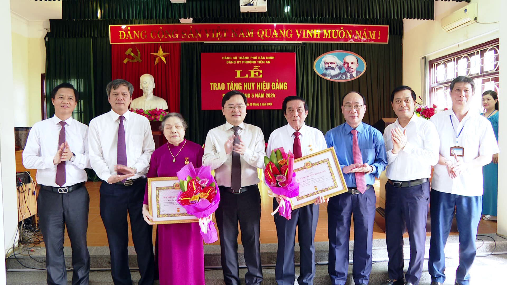 Bí thư Tỉnh ủy trao Huy hiệu Đảng tại phường Tiền An, TP Bắc Ninh        