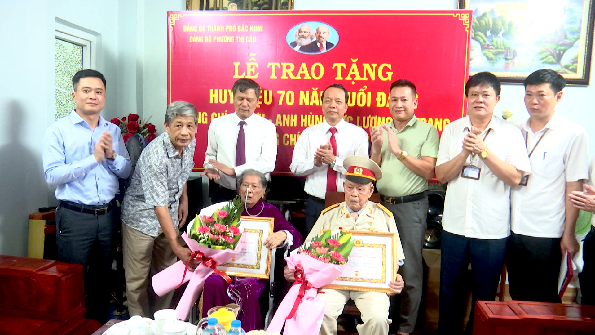 Các đồng chí lãnh đạo tỉnh trao Huy hiệu Đảng tại các địa phương trong tỉnh            