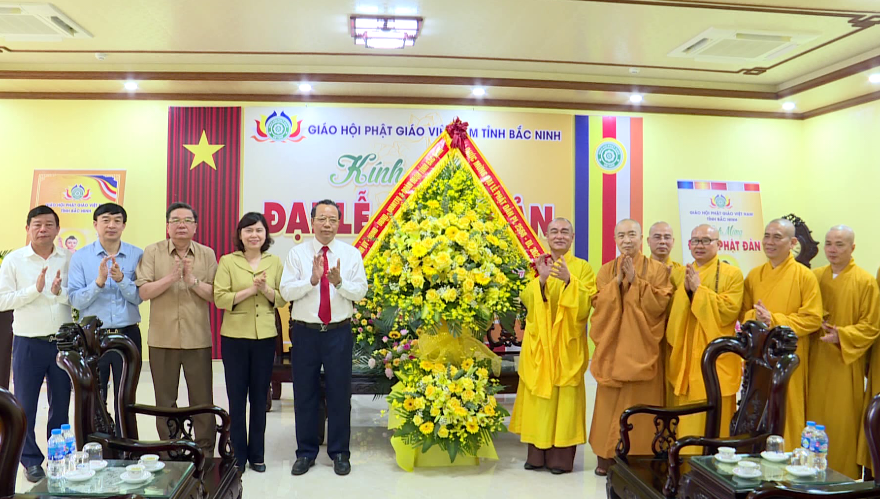 Các đồng chí lãnh đạo tỉnh chúc mừng Đại lễ Phật Đản