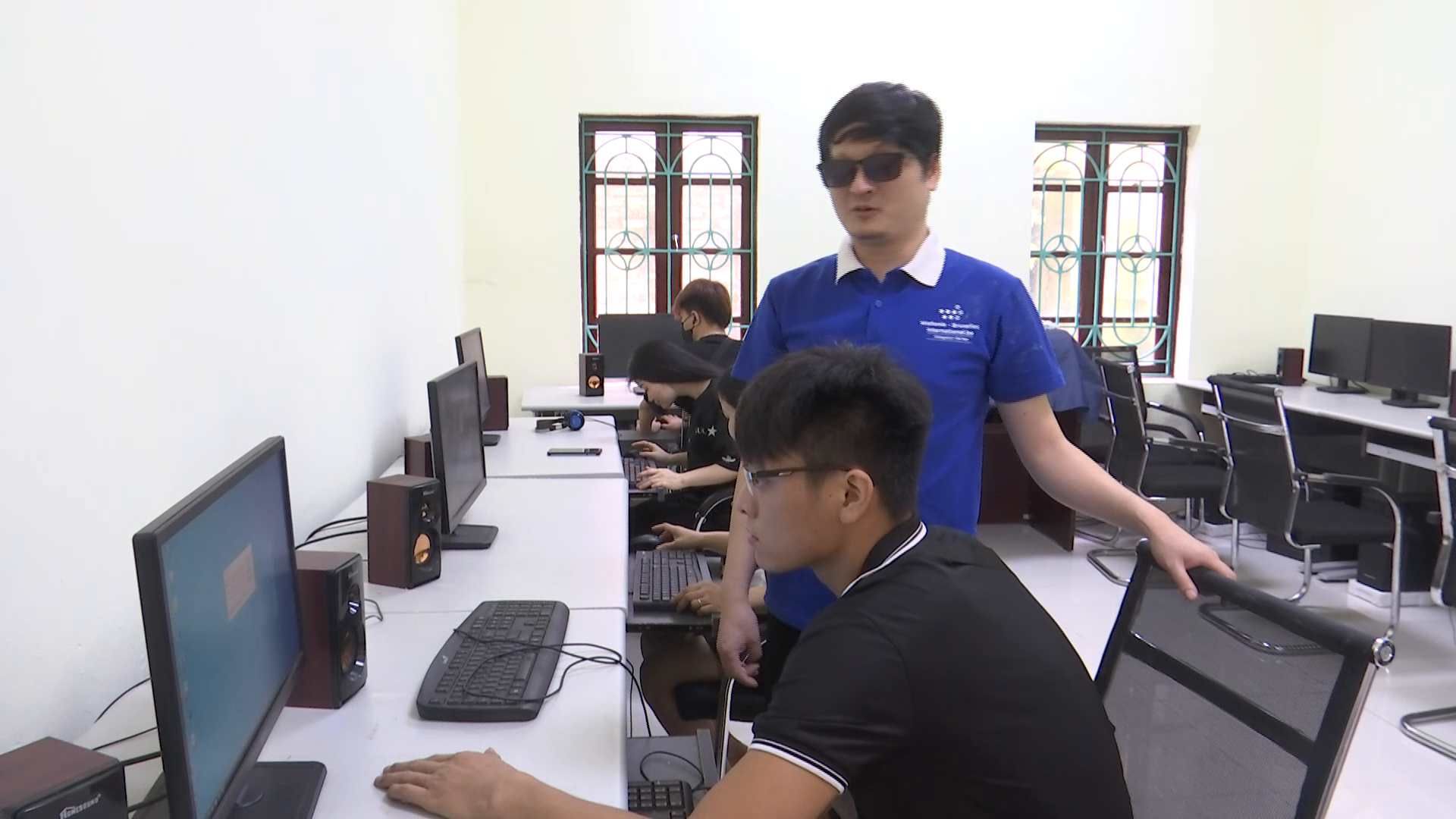 Hội Người mù khai giảng lớp Nghề xoa bóp cổ truyền và lớp Tin học văn phòng năm 2024