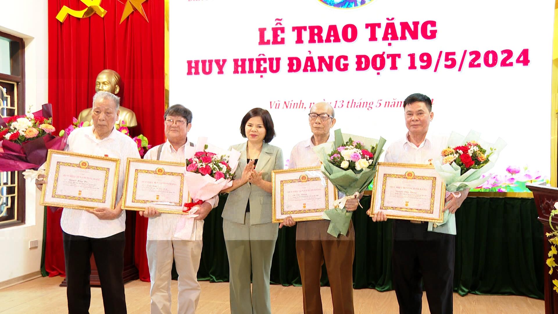 Chủ tịch UBND tỉnh trao tặng Huy hiệu Đảng tại phường Vũ Ninh