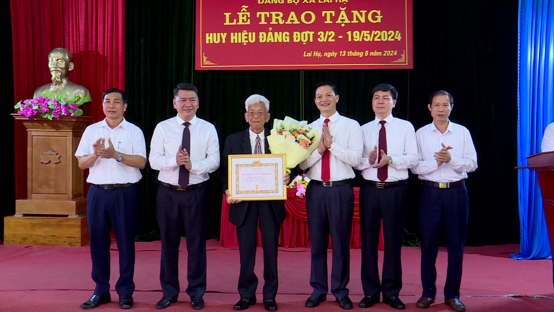 Phó Chủ tịch Thường trực UBND tỉnh trao Huy hiệu Đảng  tại huyện Lương Tài