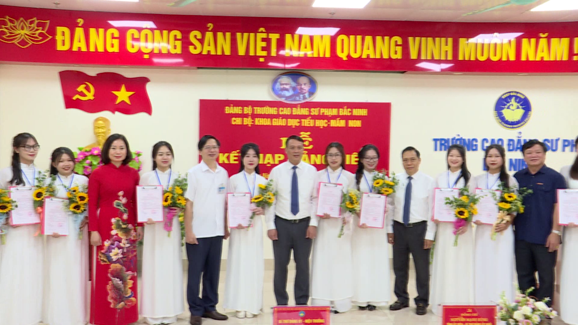 Trao Huy hiệu Đảng và kết nạp đảng viên mới tại  Trường Cao đẳng Sư phạm Bắc Ninh           