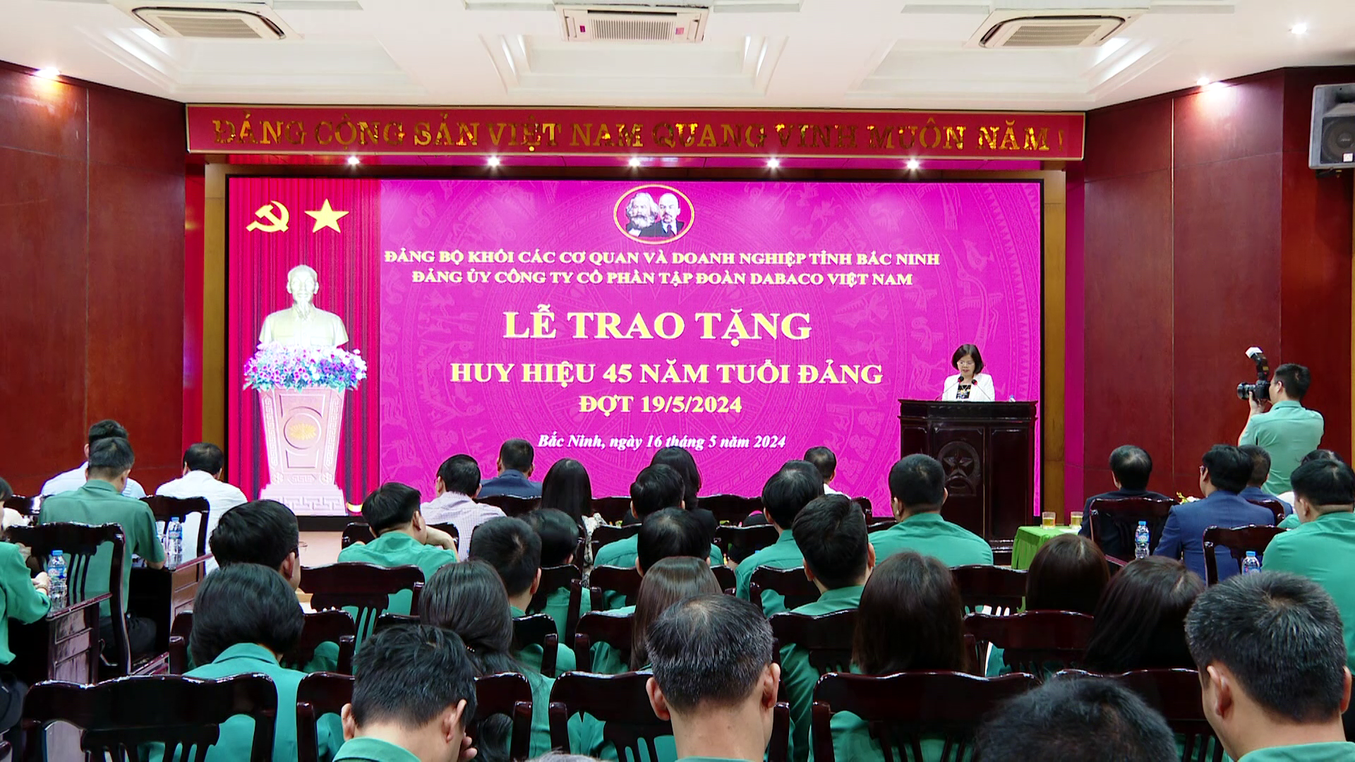 Chủ tịch HĐQT Tập đoàn Dabaco Việt Nam nhận Huy hiệu  45 năm tuổi Đảng