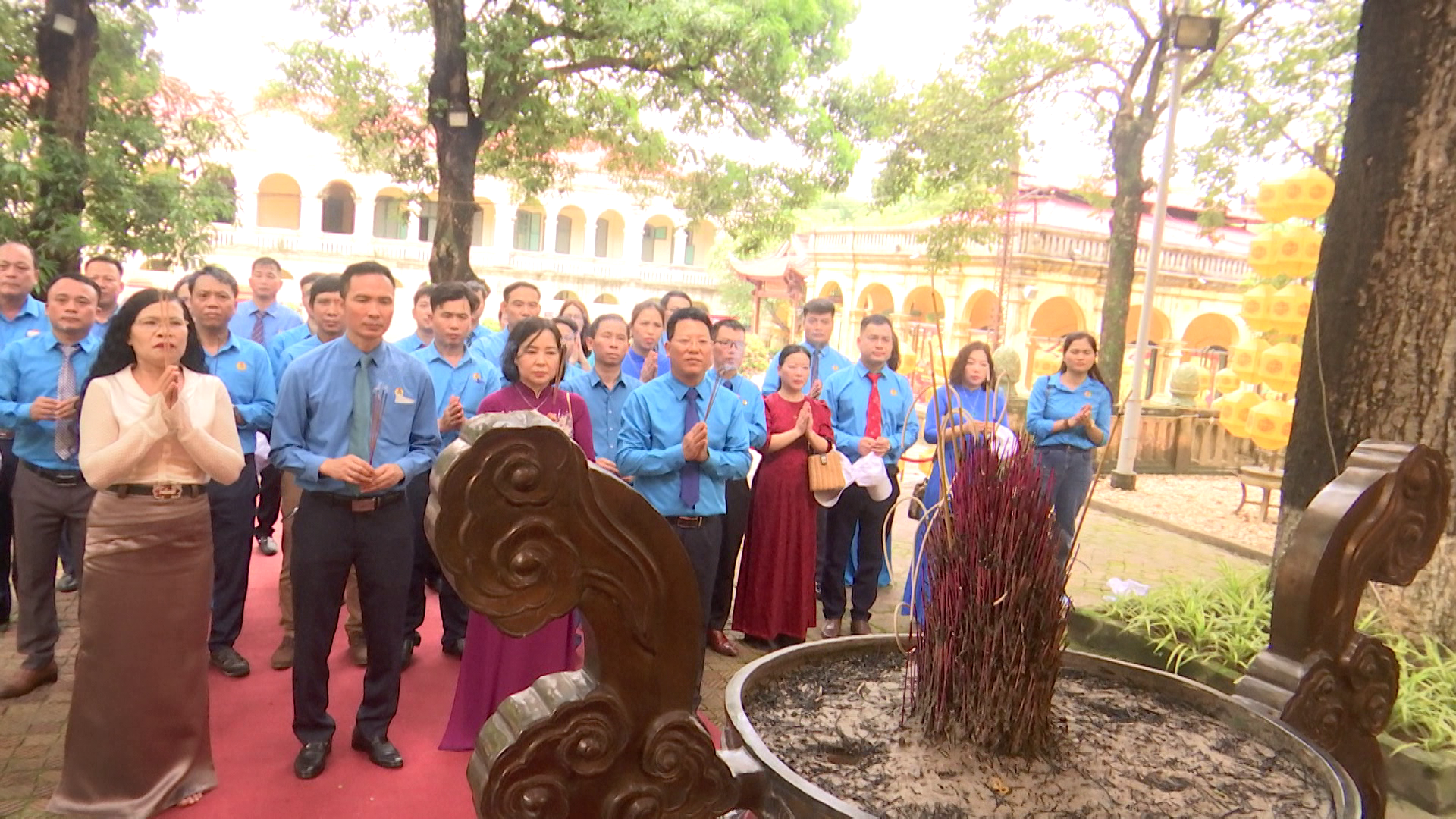 Đoàn đại biểu Công đoàn các Khu công nghiệp tỉnh báo công dâng Bác