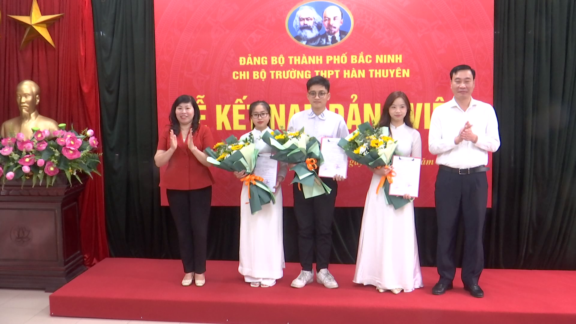 Thành ủy Bắc Ninh kết nạp Đảng cho 9 học sinh THPT
