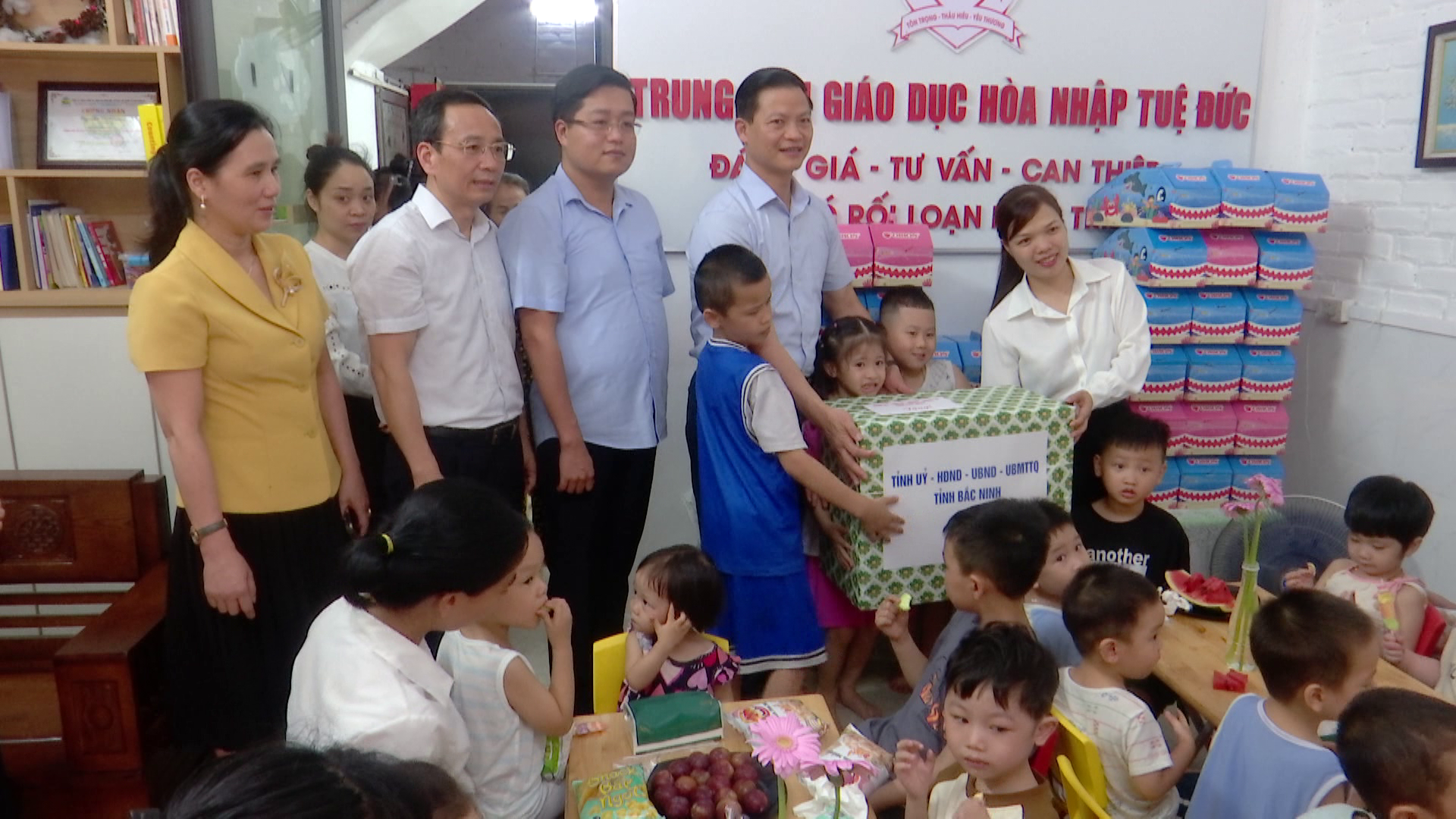 Lãnh đạo tỉnh thăm, tặng quà Trung tâm Hỗ trợ phát triển  giáo dục hòa nhập Tuệ Đức
