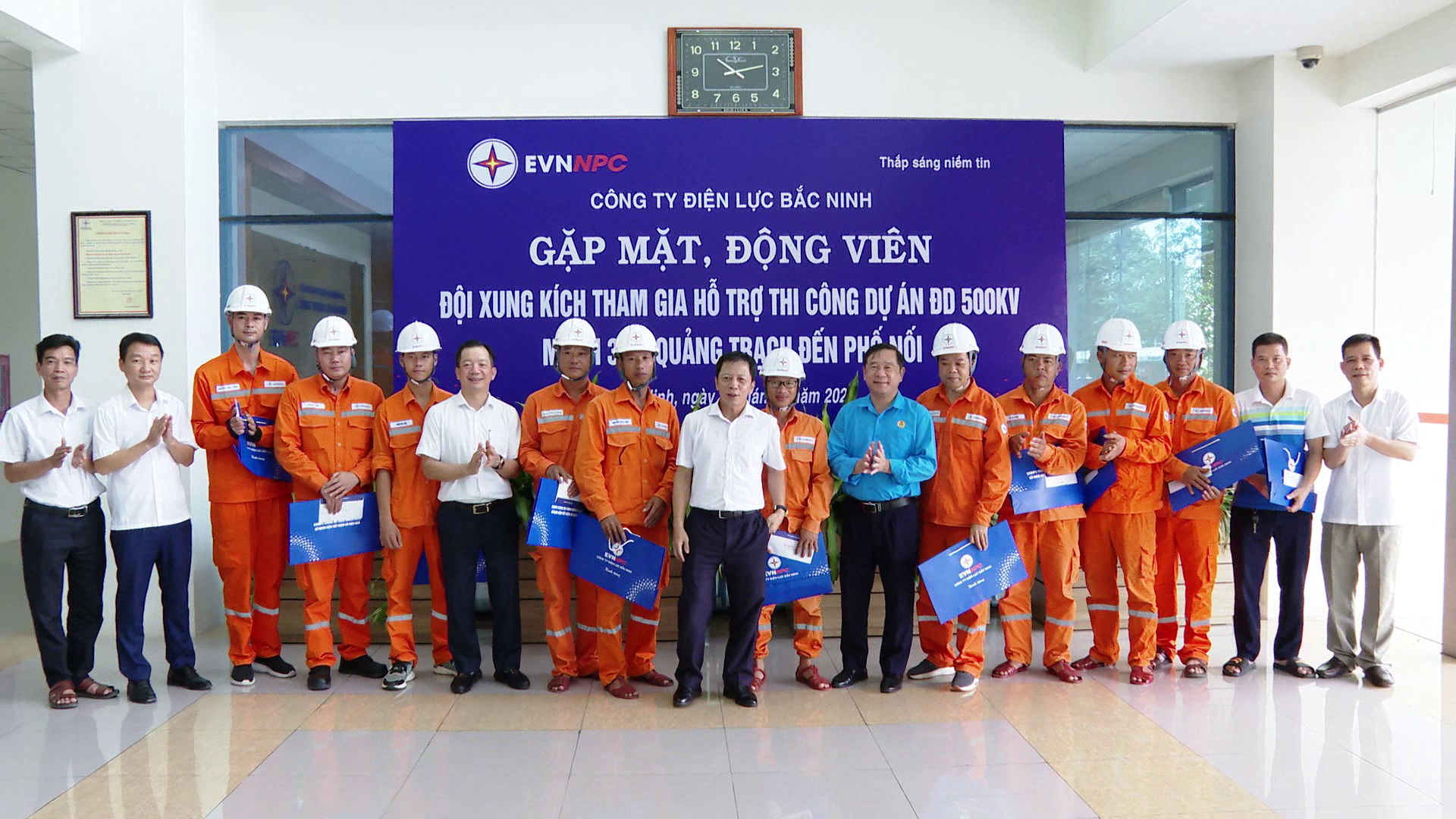 Động viên người lao động tham gia thi công dự án Đường dây 500Kv