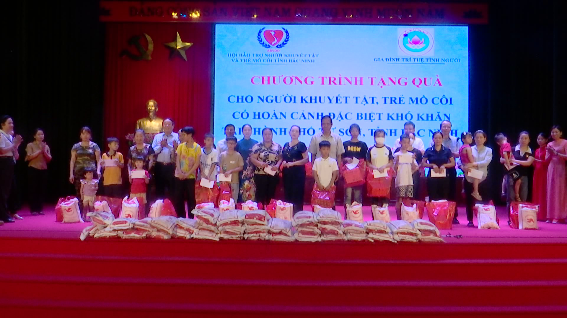 Trao quà cho cho người khuyết tật, trẻ mồ côi có hoàn cảnh đặc biệt khó khăn