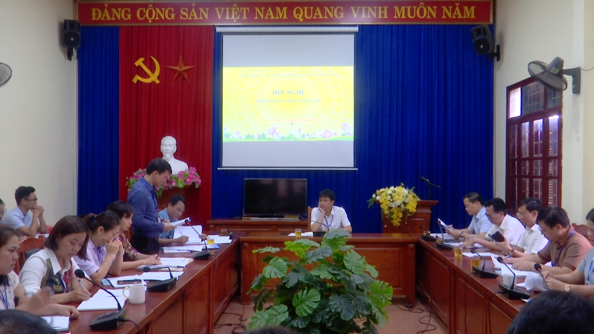 Các đồng chí lãnh đạo tỉnh dự sinh hoạt Chi bộ tại 1 số địa phương