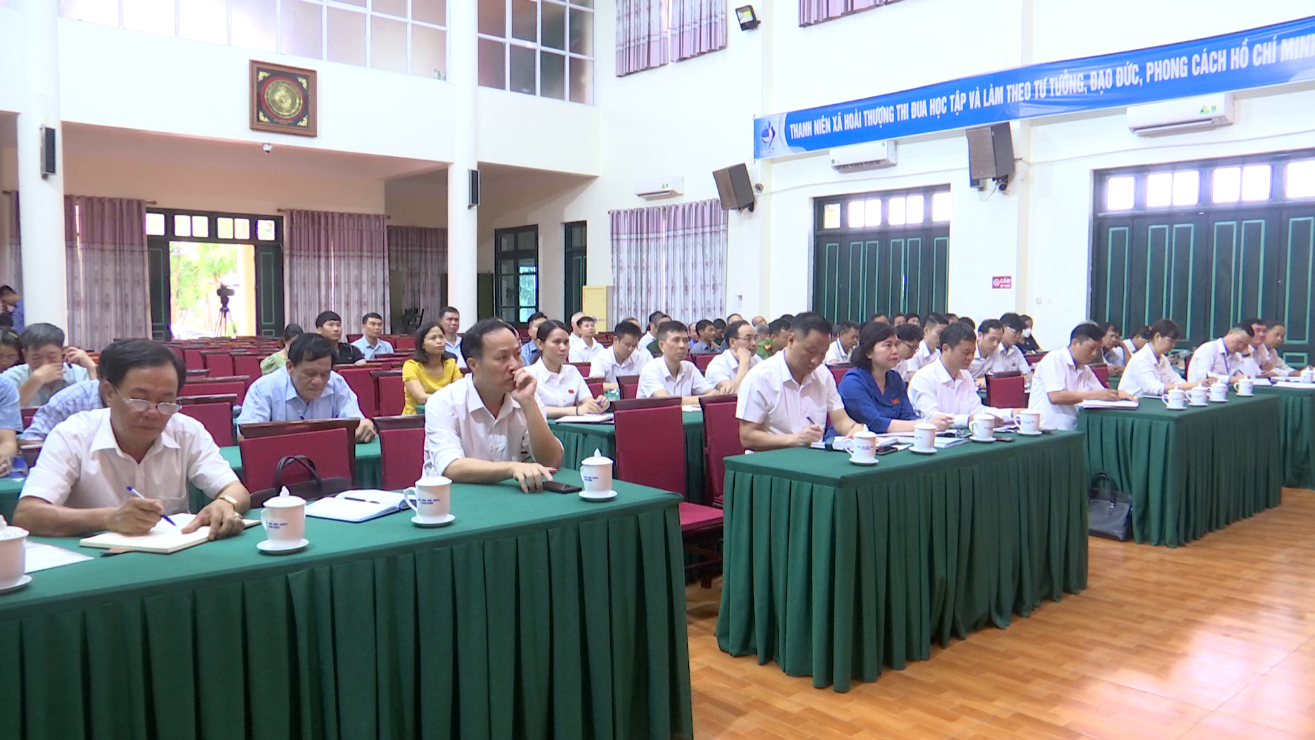 Các đồng chí lãnh đạo tỉnh tiếp xúc cử tri tại thị xã Thuận Thành