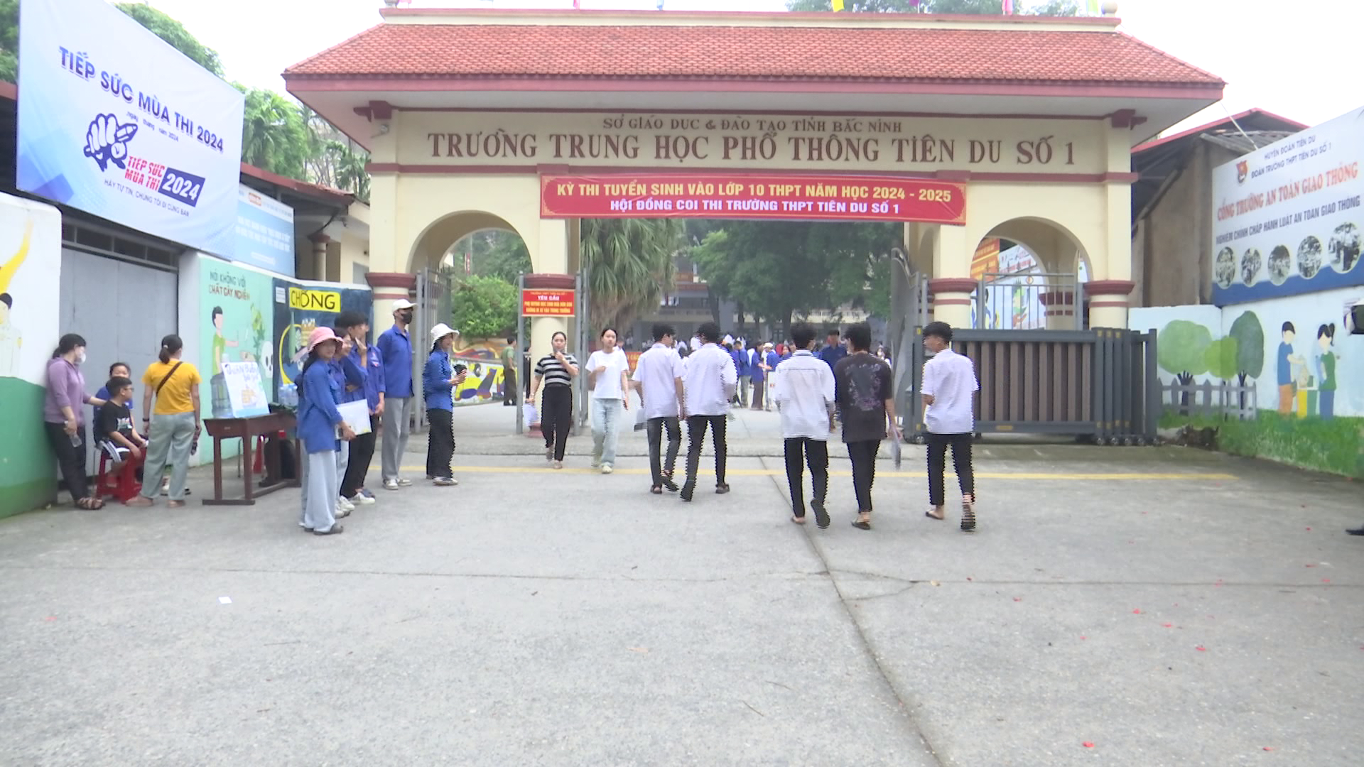      Sáng 07/6, hơn 16.300 thí sinh dự thi môn Toán