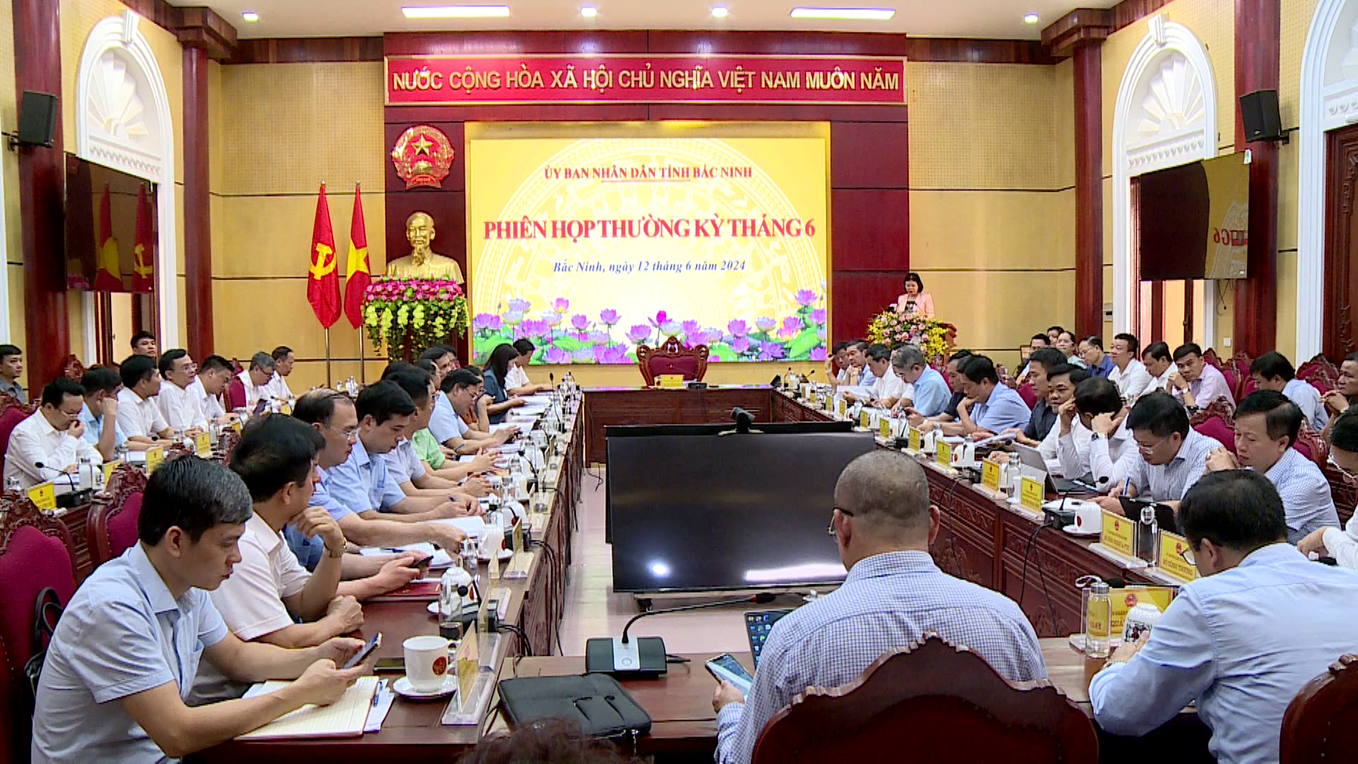 Ủy ban nhân dân tỉnh họp phiên thường kỳ tháng 6