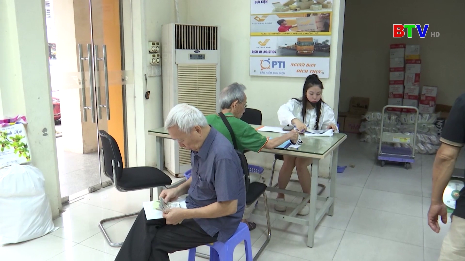 Tháo gỡ khó khăn trong chi trả BHXH không dùng tiền mặt