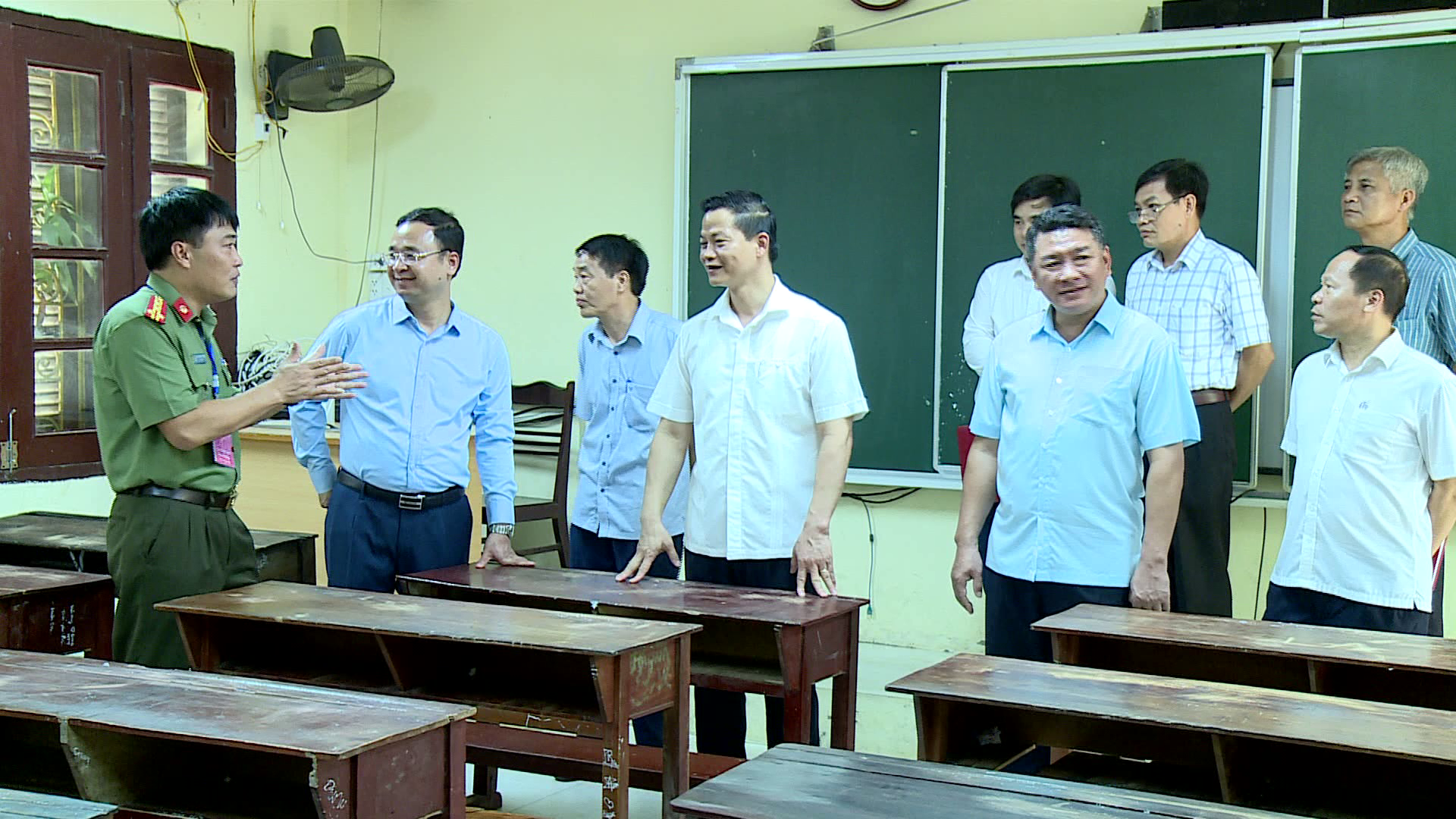 Đồng chí Vương Quốc Tuấn kiểm tra công tác chuẩn bị thi tốt nghiệp THPT năm 2024