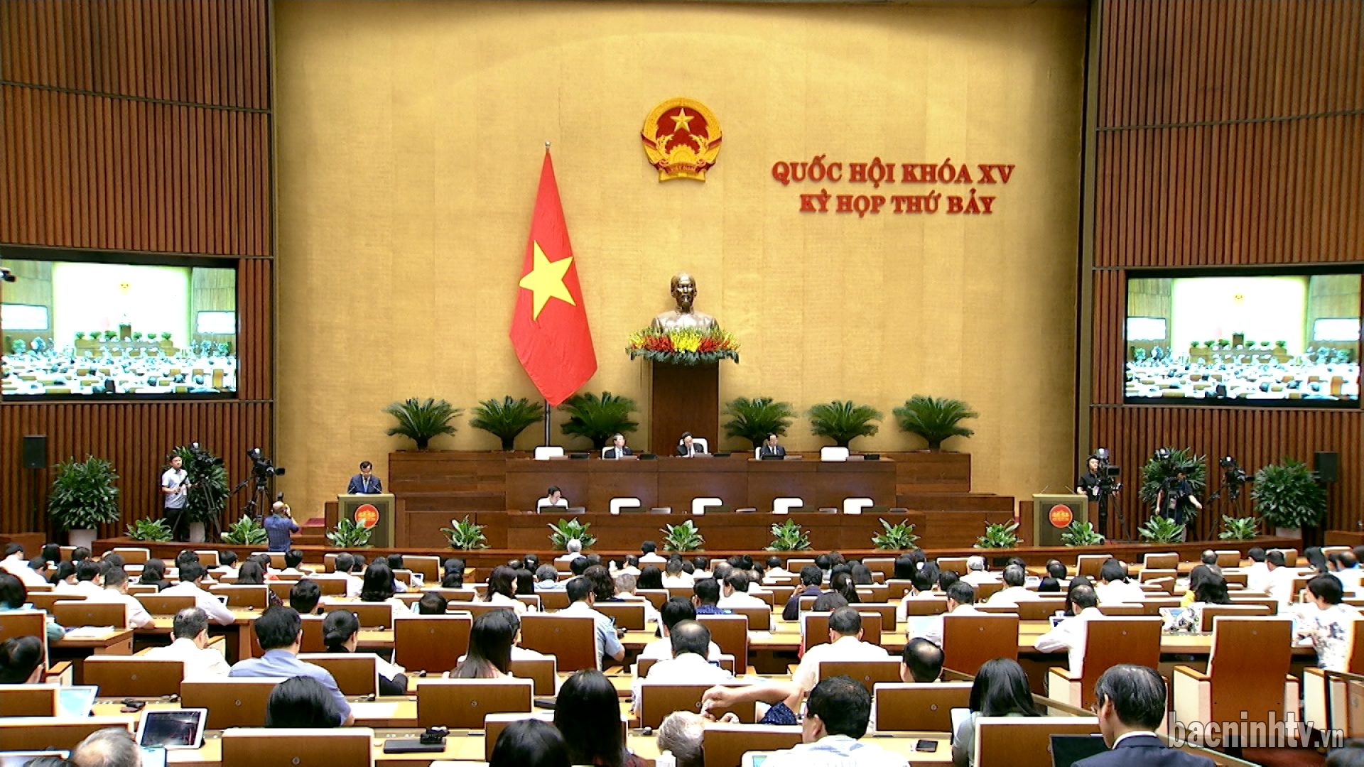 Quốc hội thảo luận ở hội trường về Luật Trật tự an toàn giao thông đường bộ