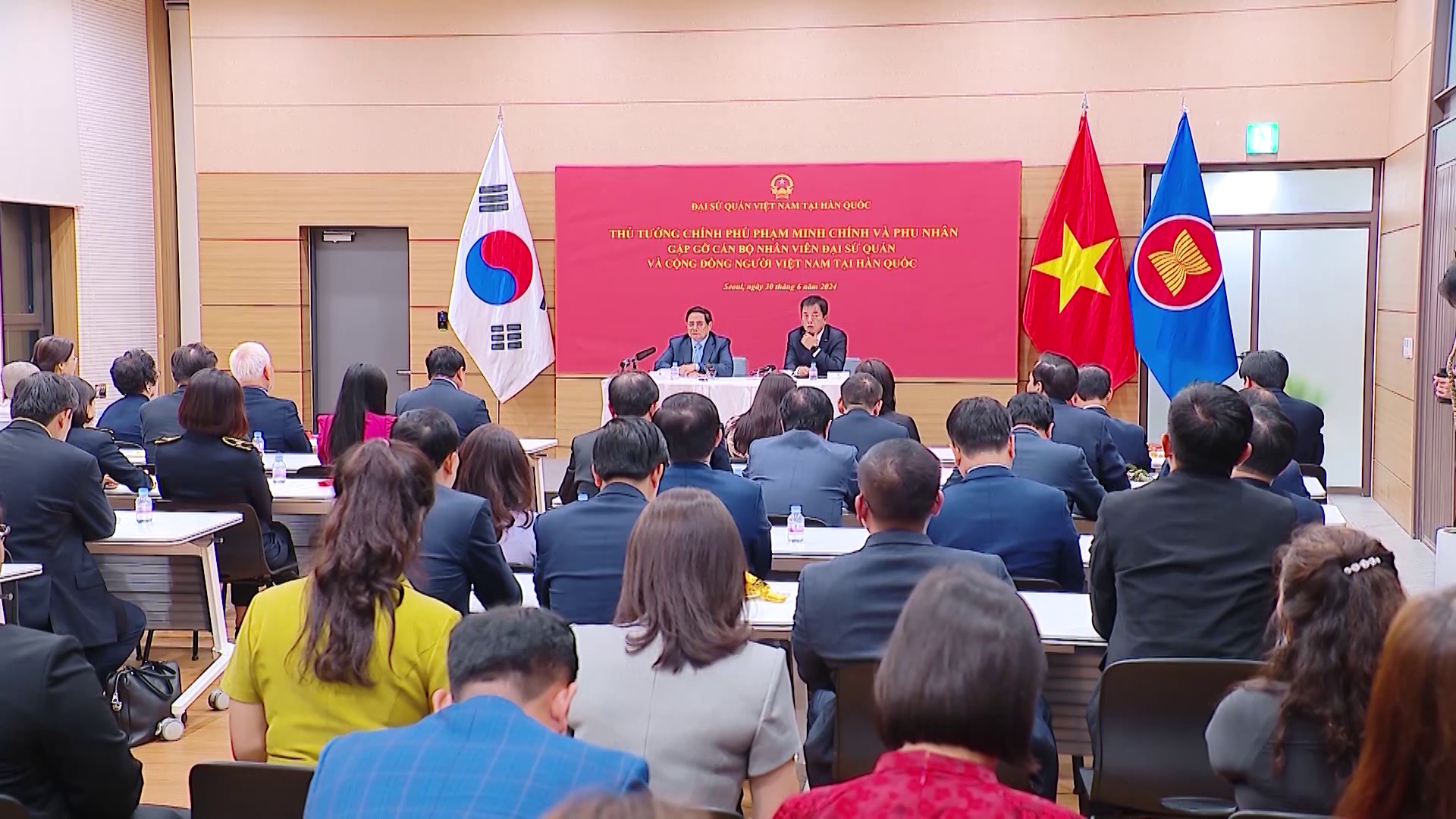 Thủ tướng Chính phủ Phạm Minh Chính gặp gỡ cán bộ Đại sứ quán và đại diện người Việt Nam tại Hàn Quốc