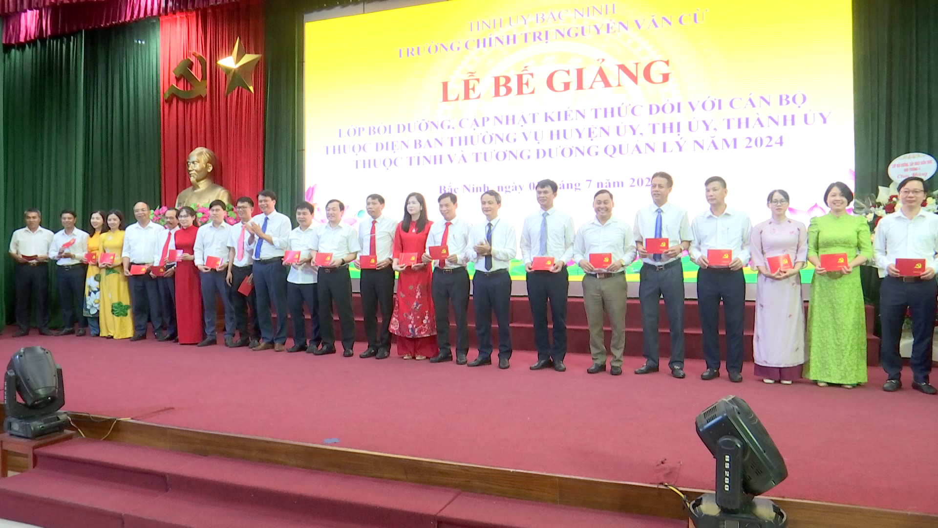 Bế giảng lớp bồi dưỡng cập nhật kiến thức cho đối tượng 4