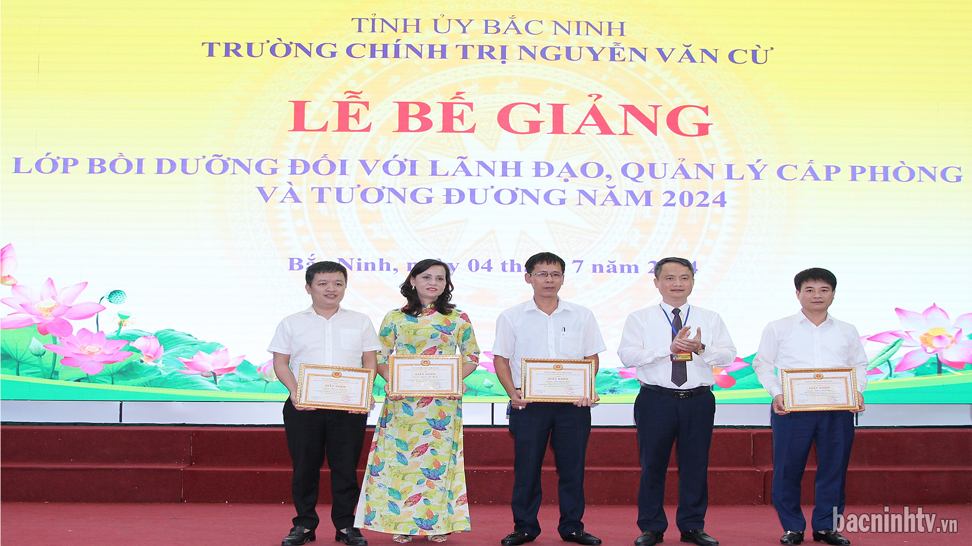 Bế giảng Lớp Bồi dưỡng đối với lãnh đạo, quản lý cấp phòng và tương đương