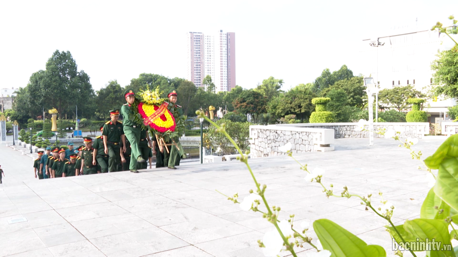 Đoàn đại biểu tham dự Đại hội Thi đua quyết thắng lực lượng vũ trang tỉnh dâng hương, tưởng niệm các anh hùng, liệt sĩ         