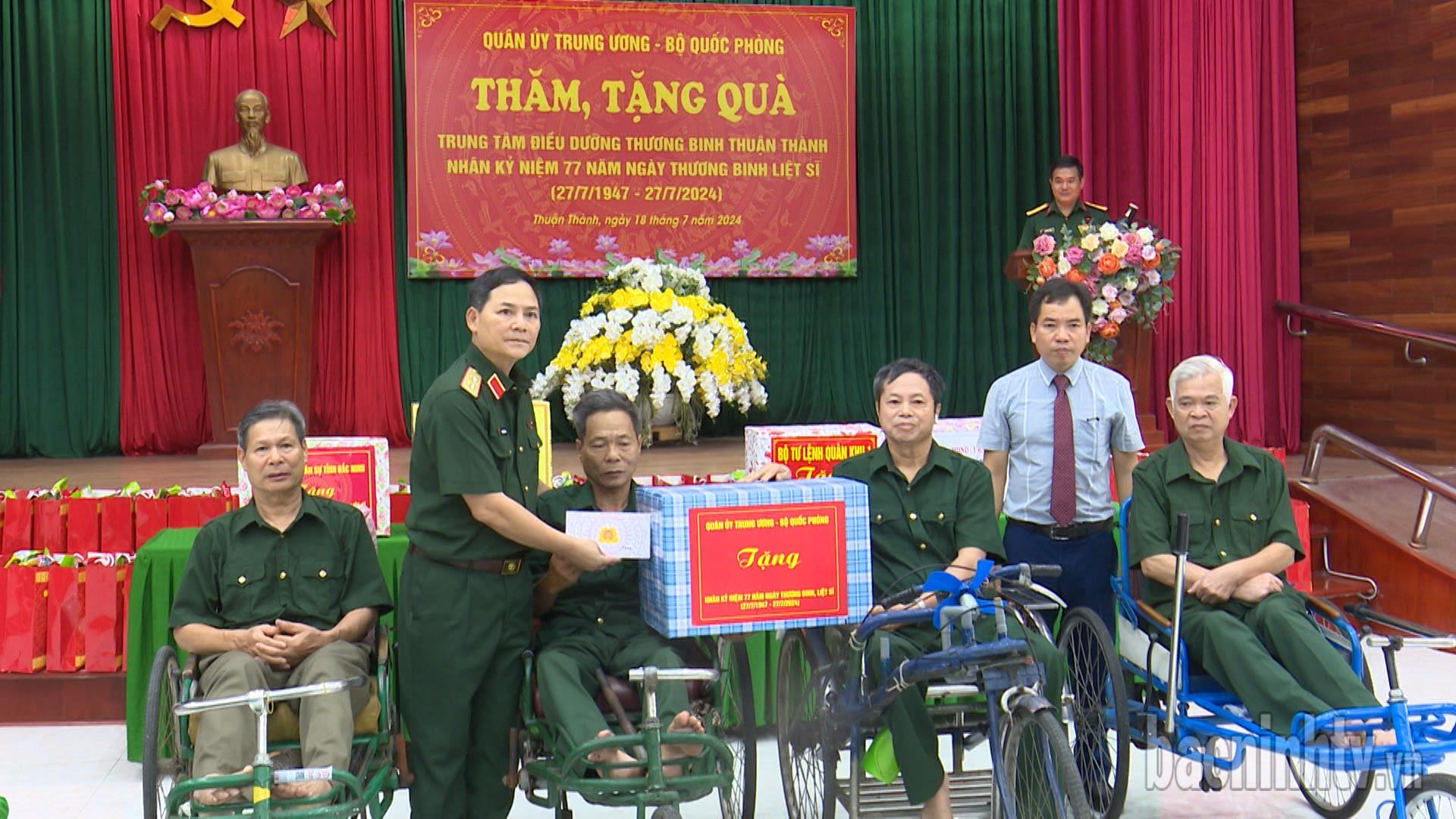 Quân ủy Trung ương thăm, tặng quà Trung tâm Điều dưỡng thương binh Thuận Thành