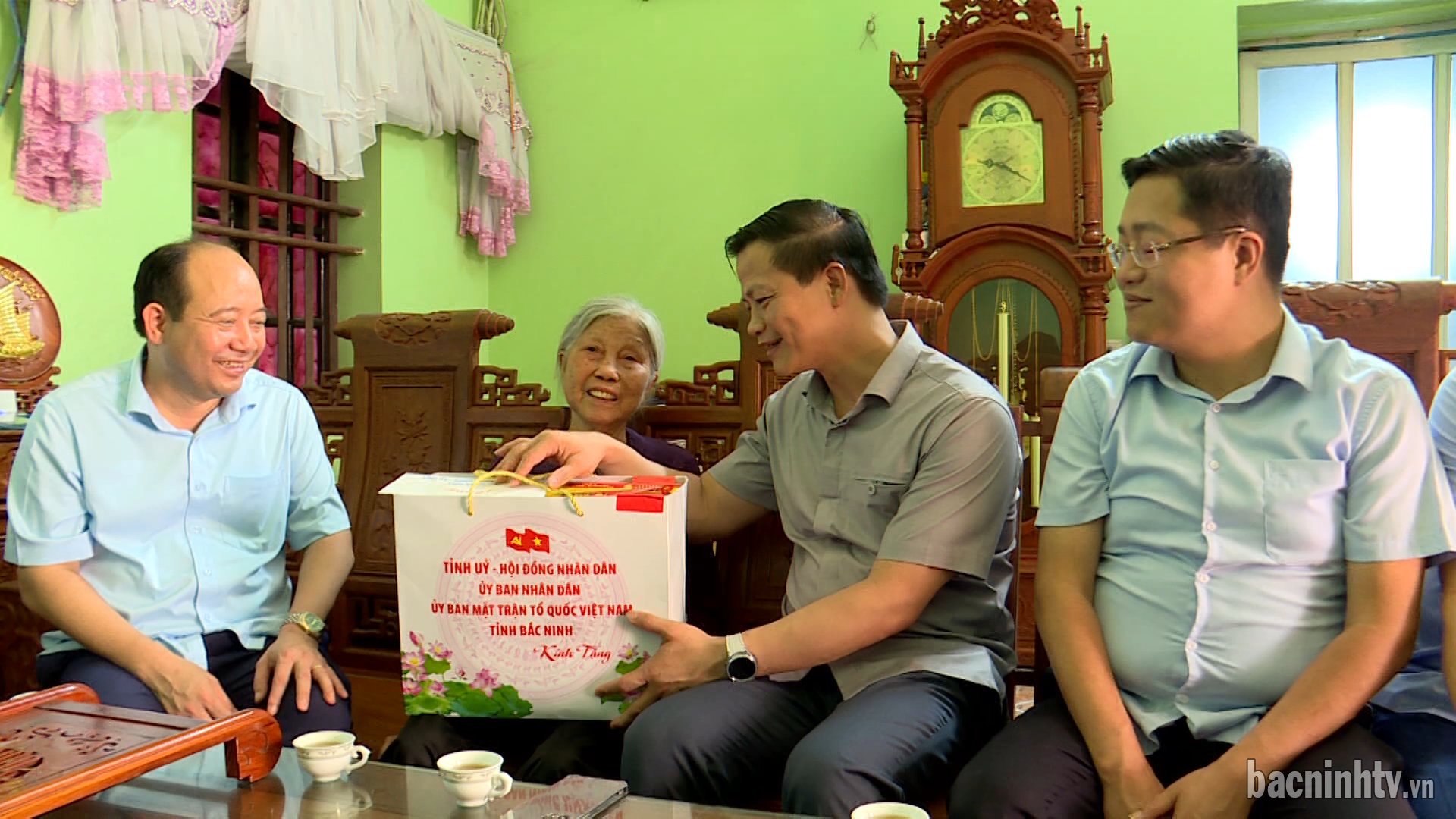 Phó Chủ tịch Thường trực phụ trách điều hành UBND tỉnh Vương Quốc Tuấn thăm và tặng quà gia đình chính sách tại huyện Yên Phong