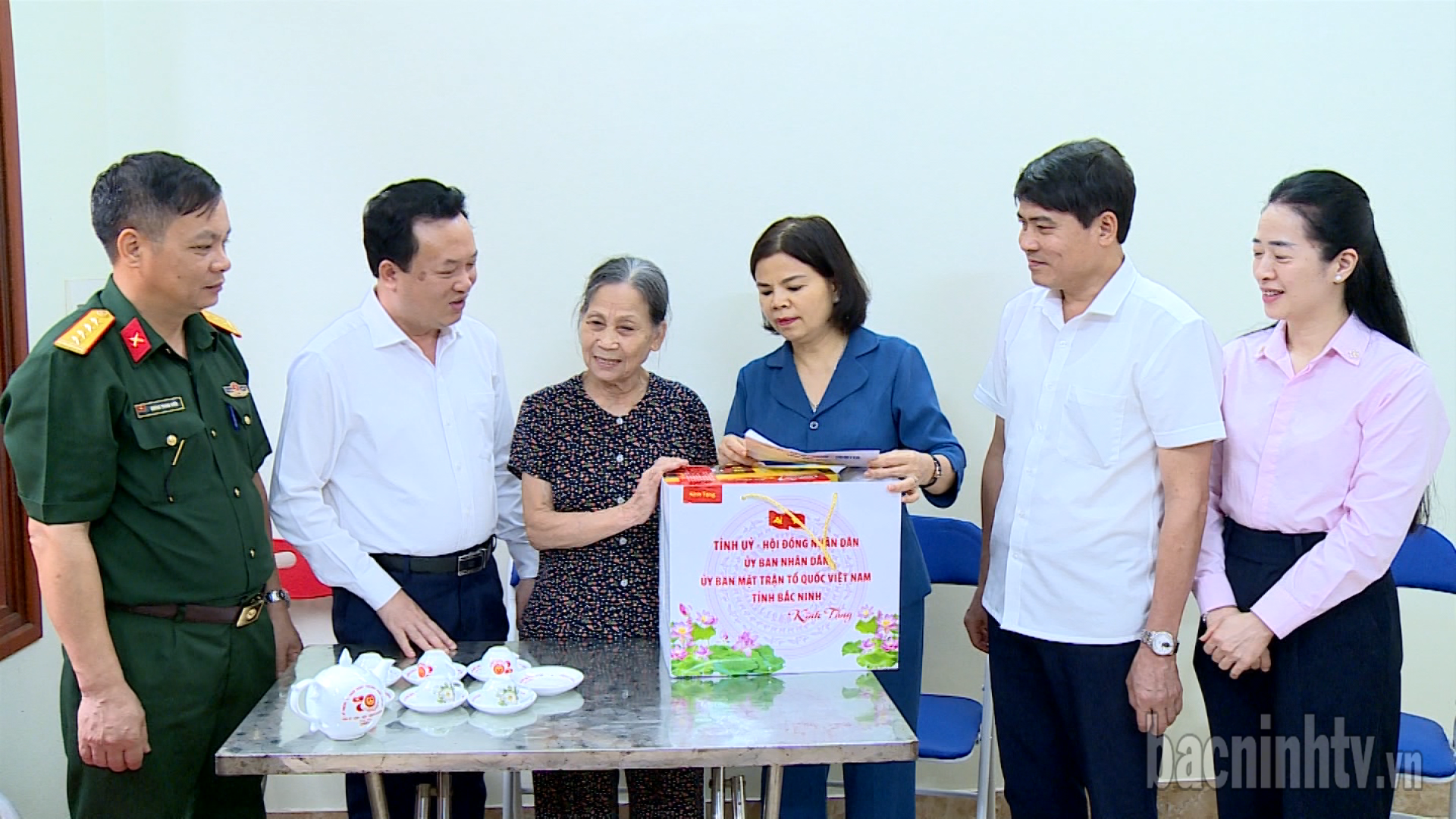 Các đồng chí lãnh đạo tỉnh thăm, tặng quà đối tượng chính sách  1 số địa phương